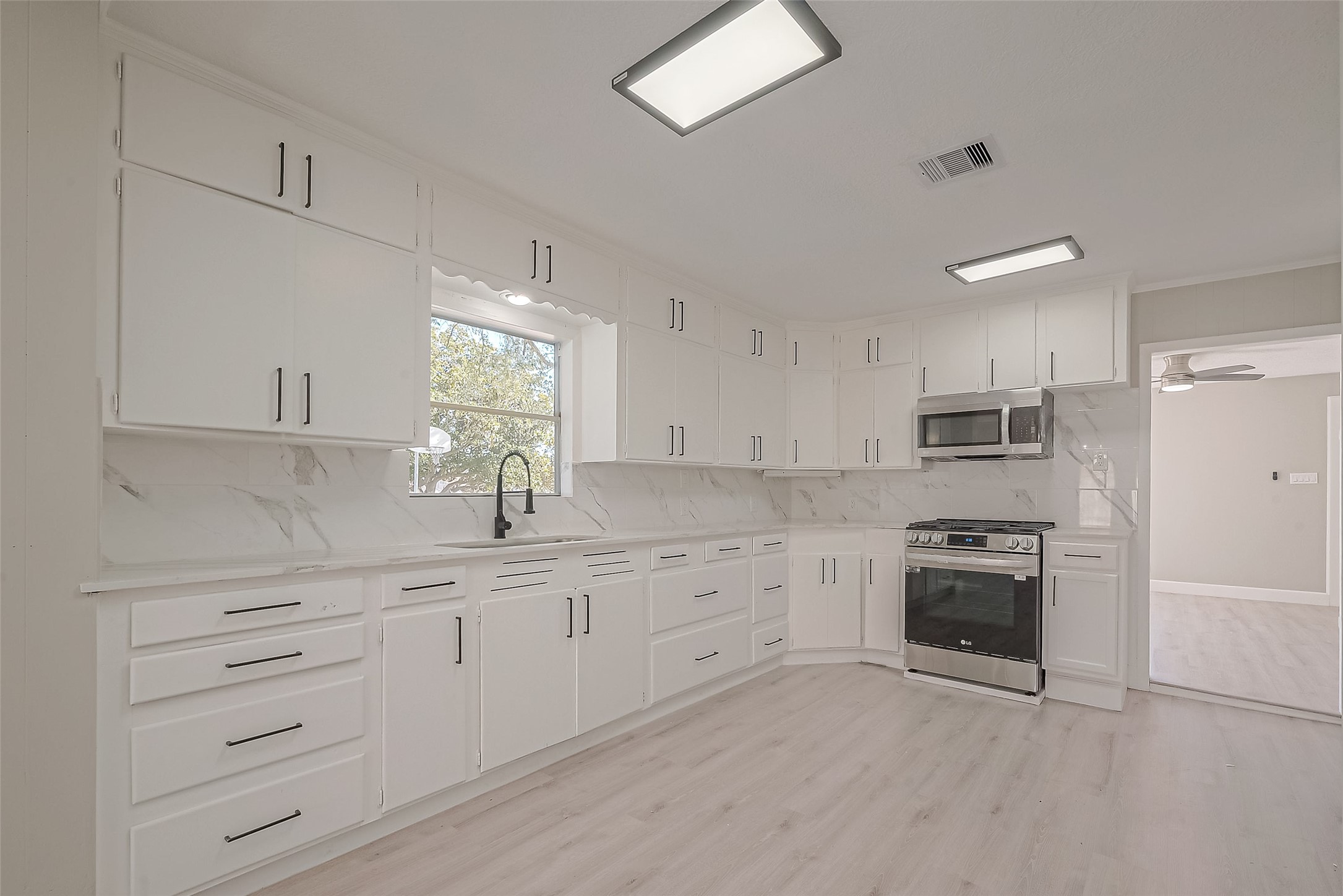 1305 S Airhart Drive , Baytown, TX, 77520 | 53621207 | Realty Texas LLC