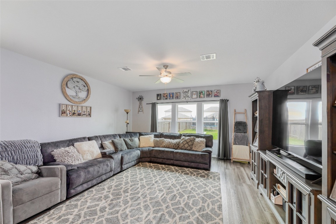 425 Autumn Leaf Road , Hutto, TX, 78634 | 6216406 | Realty Texas LLC