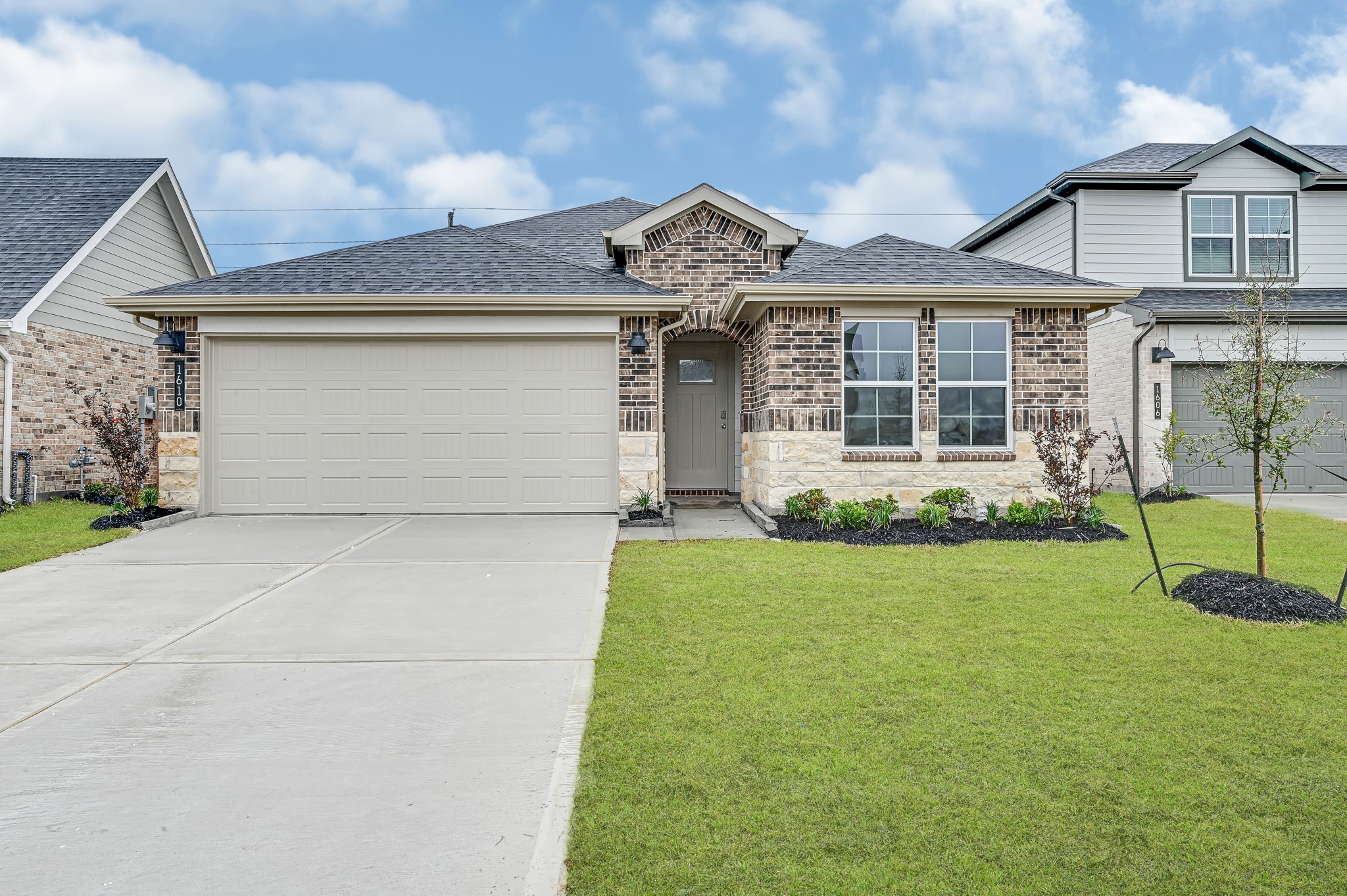 1035 Vista Pointe Drive, Fresno, TX, 77545 | 94439375 | Realty Texas LLC