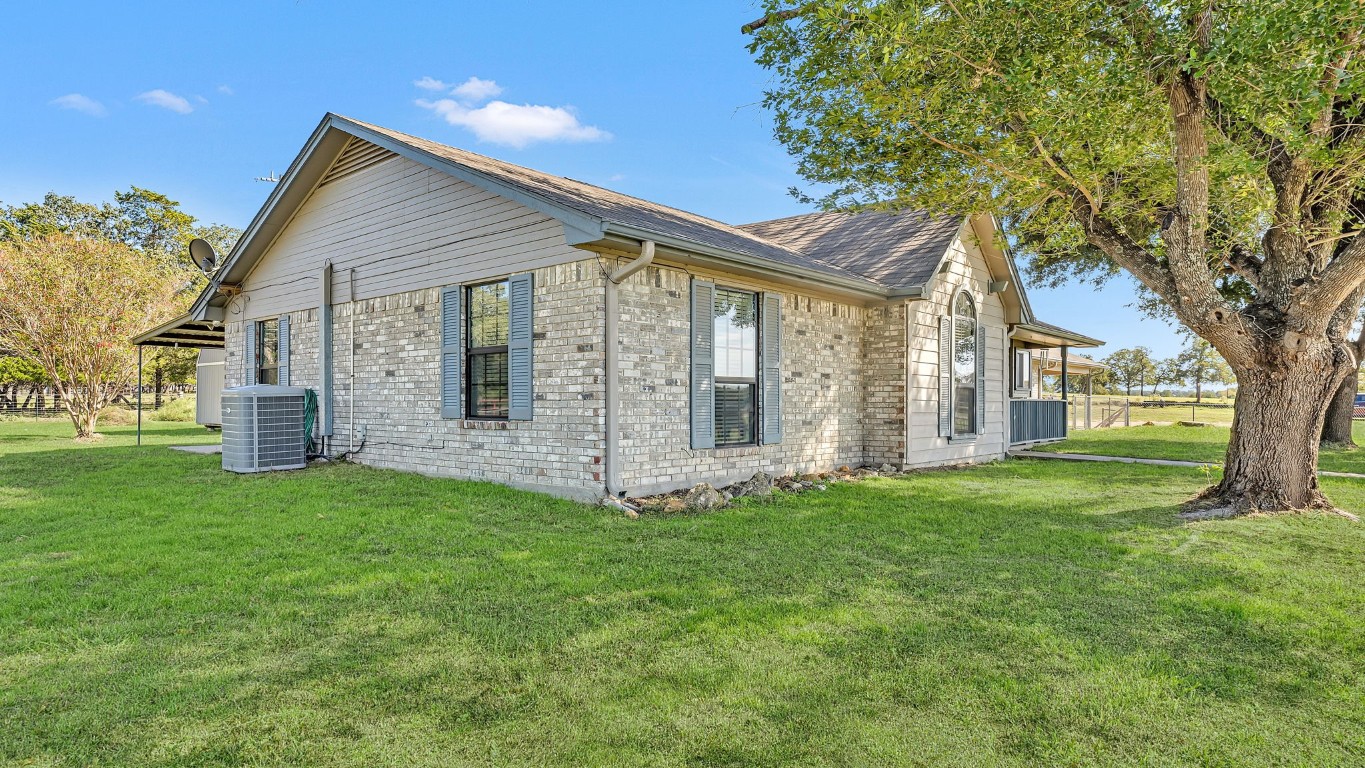 1252 County Road 106 , Paige, TX, 78659 | 9649641 | Realty Texas LLC