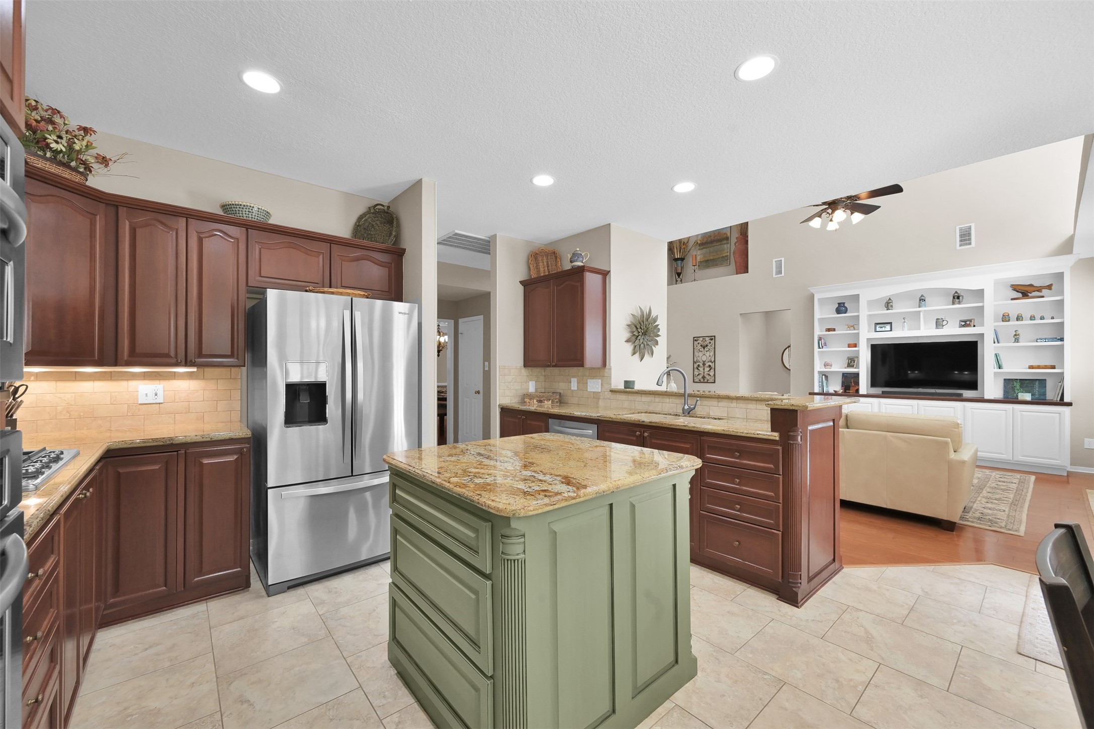 15 Churchdale Place , The Woodlands, TX, 77382 | 66709627 | Realty Texas LLC