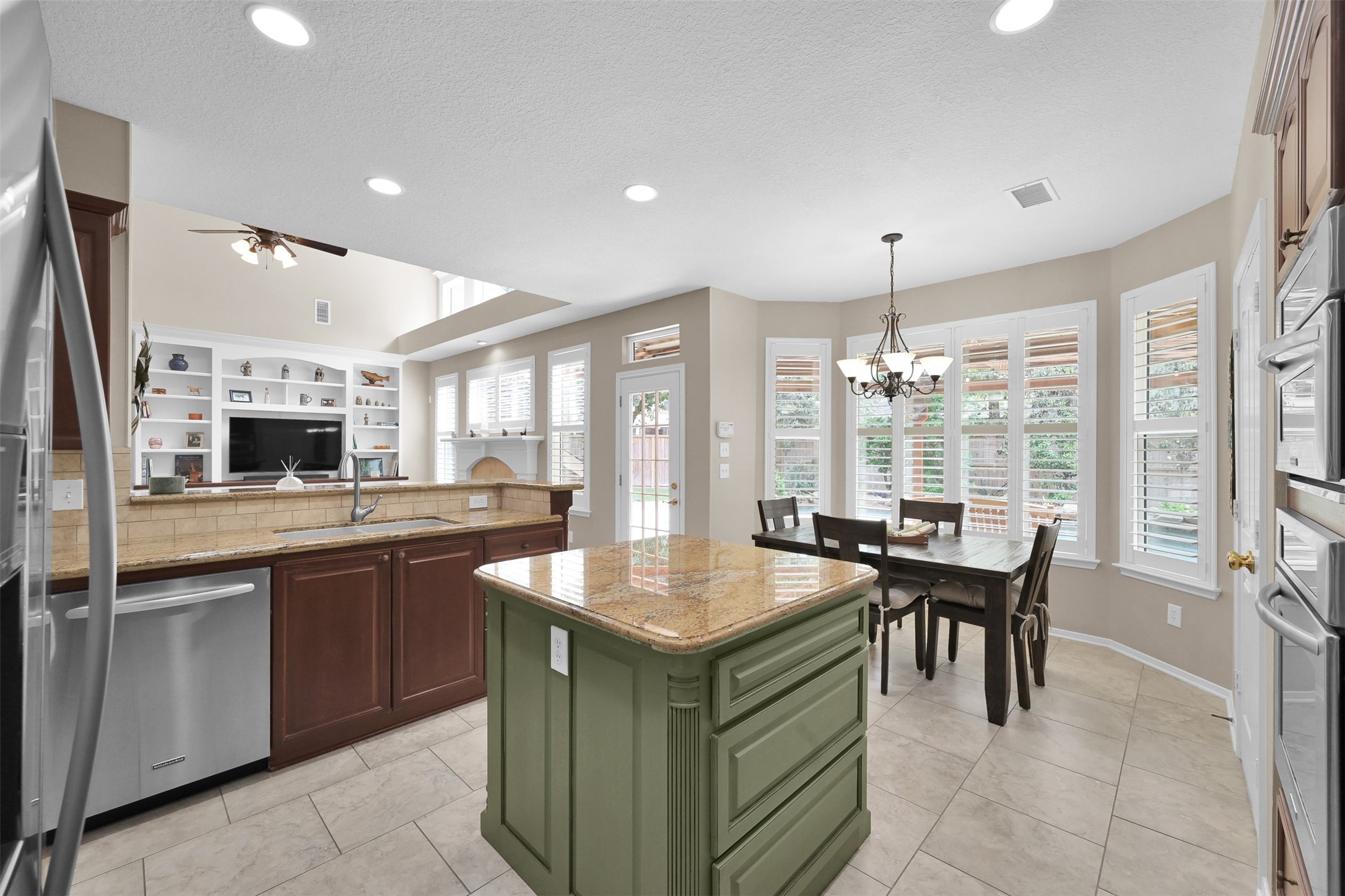 15 Churchdale Place , The Woodlands, TX, 77382 | 66709627 | Realty Texas LLC