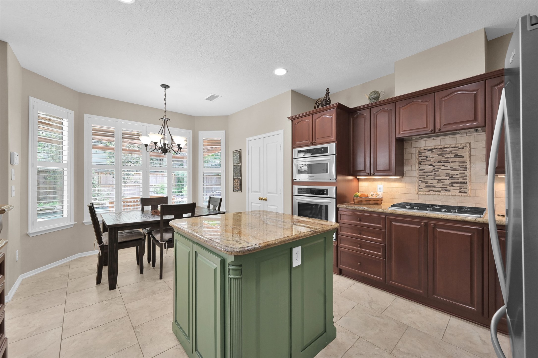 15 Churchdale Place , The Woodlands, TX, 77382 | 66709627 | Realty Texas LLC
