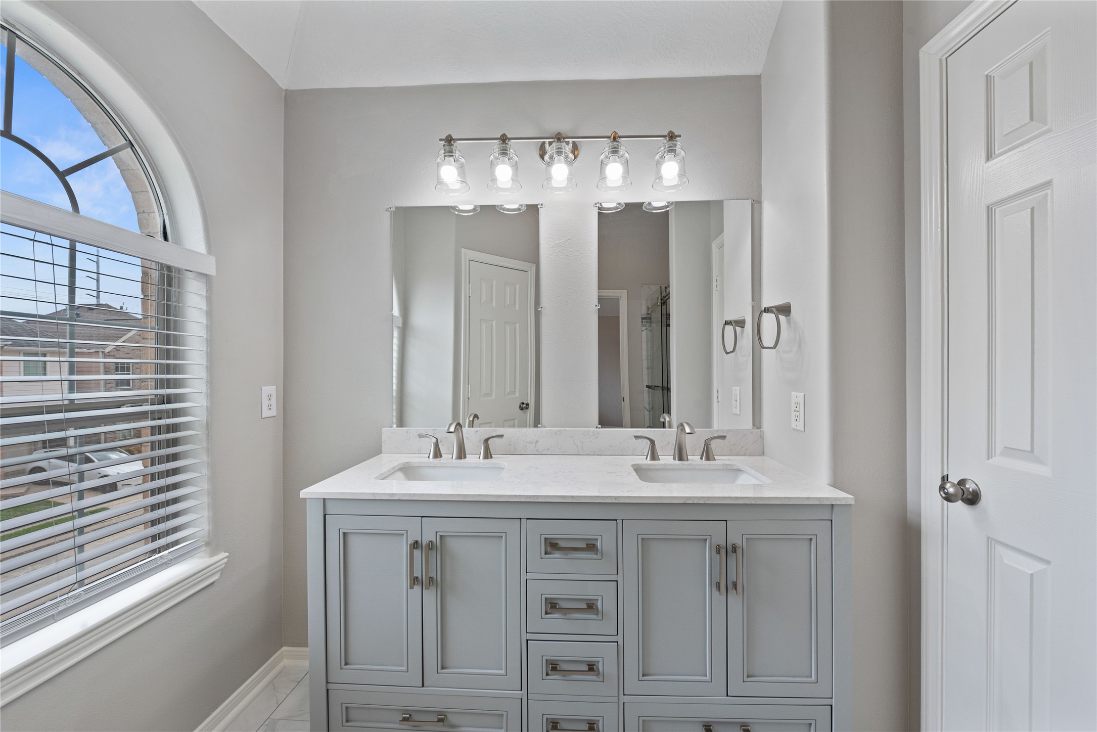 223 Plaza Del Sol Park , Houston, TX, 77020 | 83131438 | Realty Texas LLC