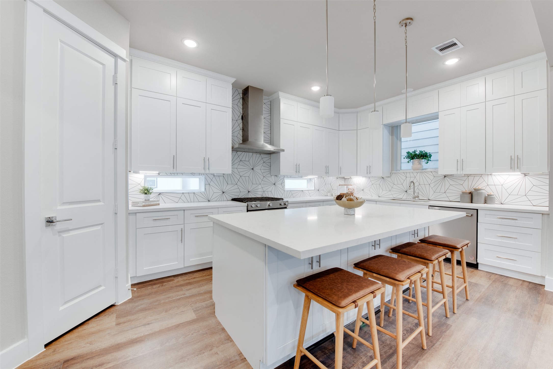 1426 W 34th 1/2 Street , Houston, TX, 77018 | 26376543 | Realty Texas LLC