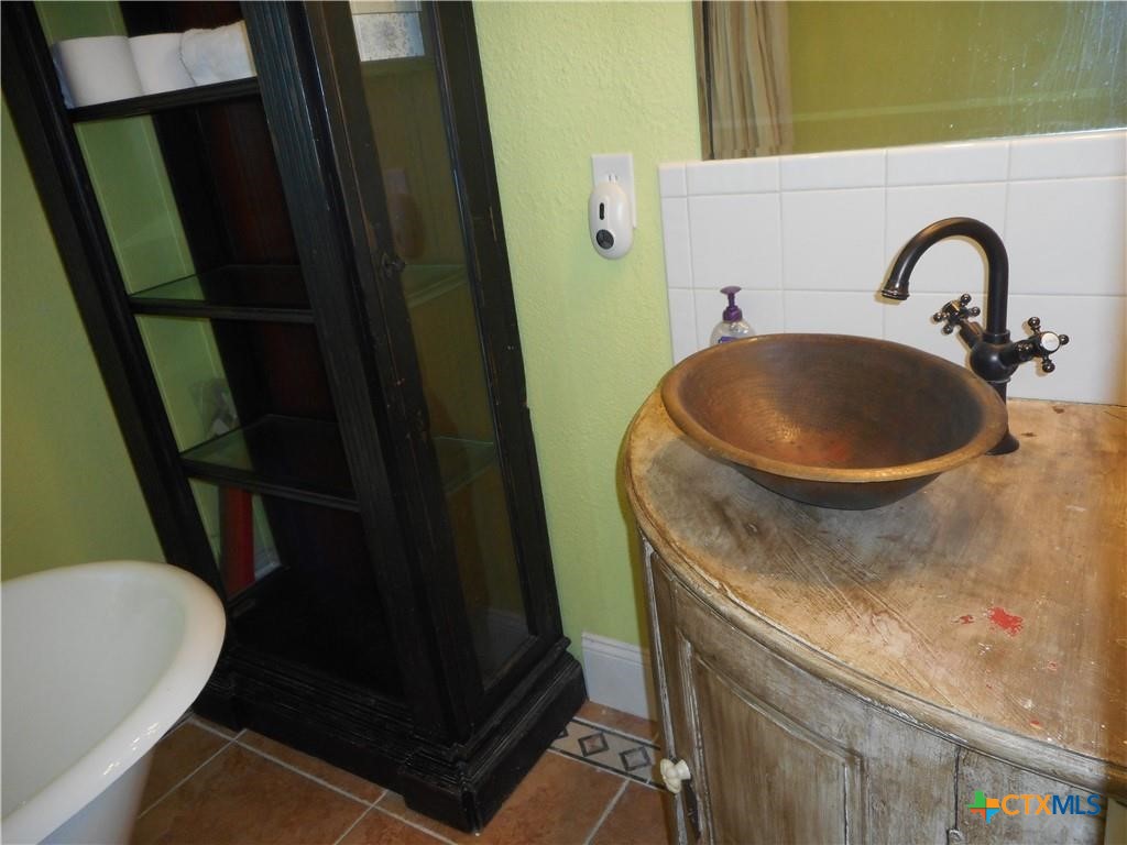 2301 E North Drive , Taylor, TX, 76574 | 545051 | Realty Texas LLC