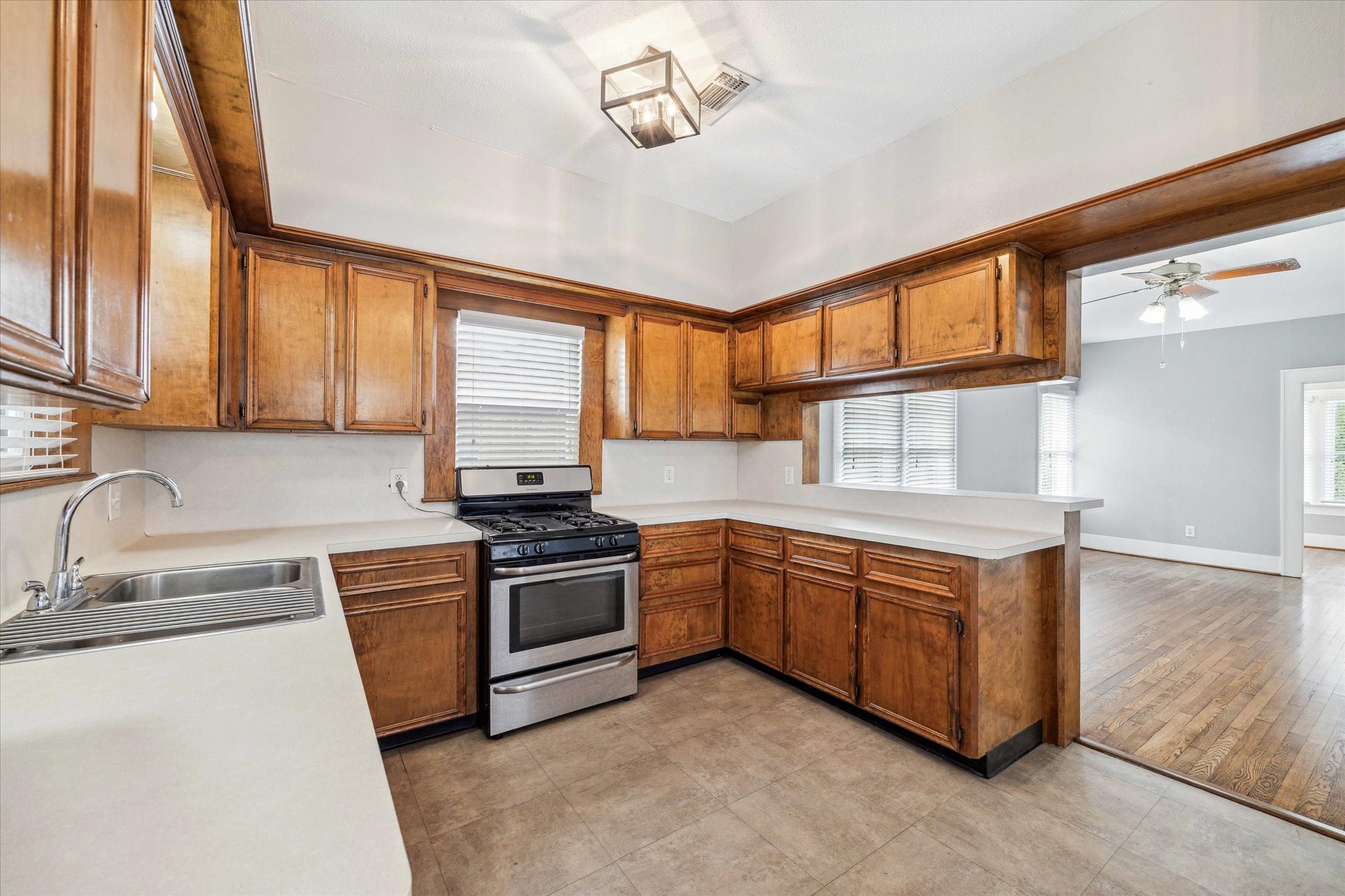 1553 Castle Court , Houston, TX, 77006 | 55766349 | Realty Texas LLC