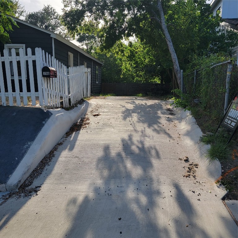 1166 Ridgeway Drive , Austin, TX, 78702 | 6768281 | Realty Texas LLC