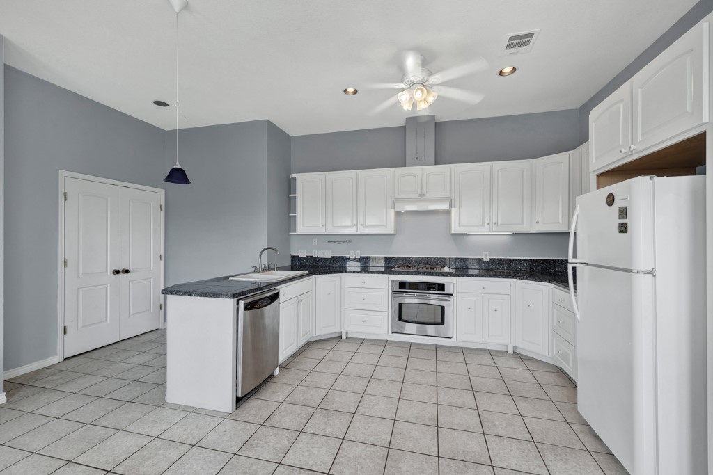 268 W Castle Road , Johnson City, TX, 78636 | 6357376 | Realty Texas LLC