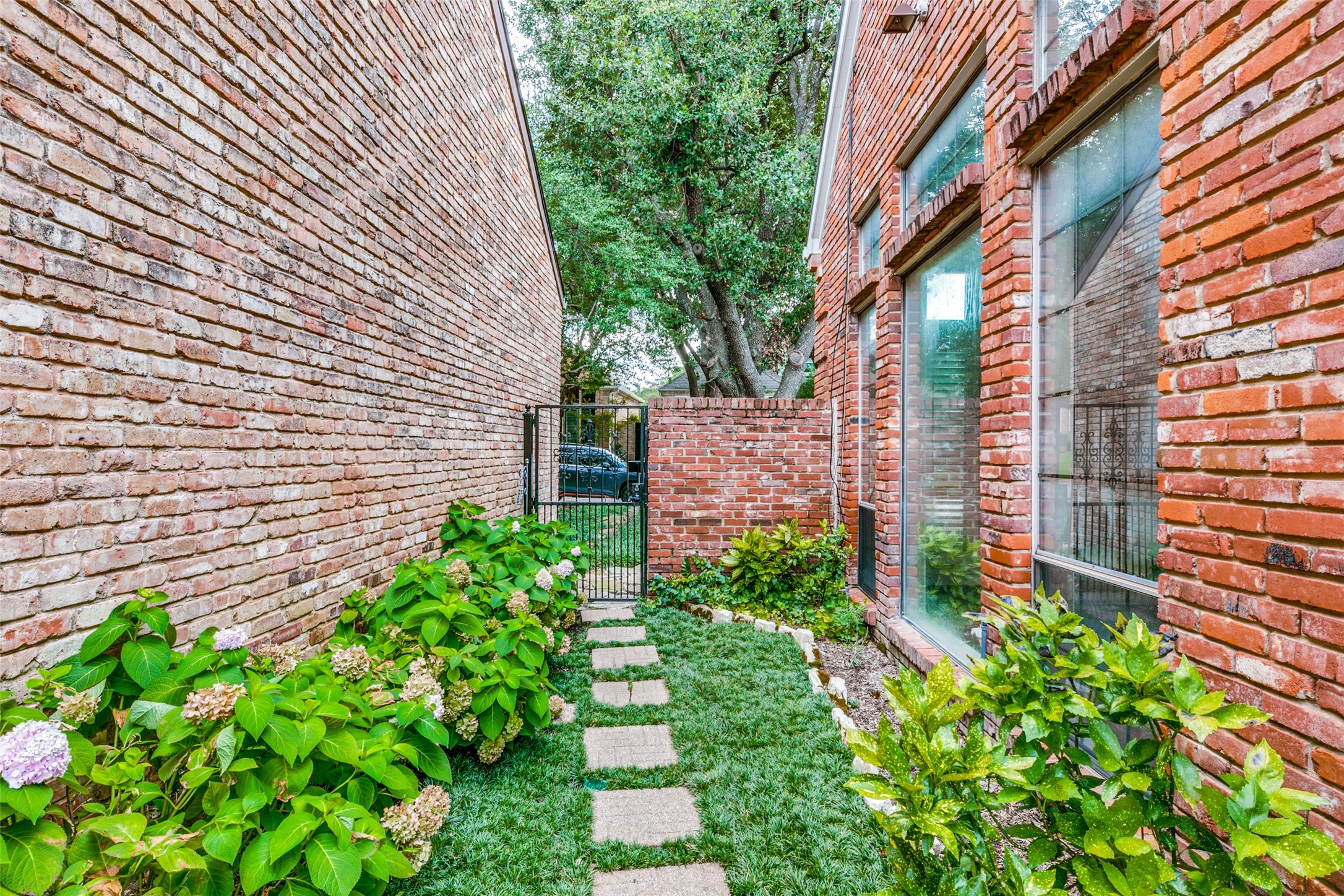 4 Cavendish Court , Dallas, TX, 75225 | 20672017 | Realty Texas LLC