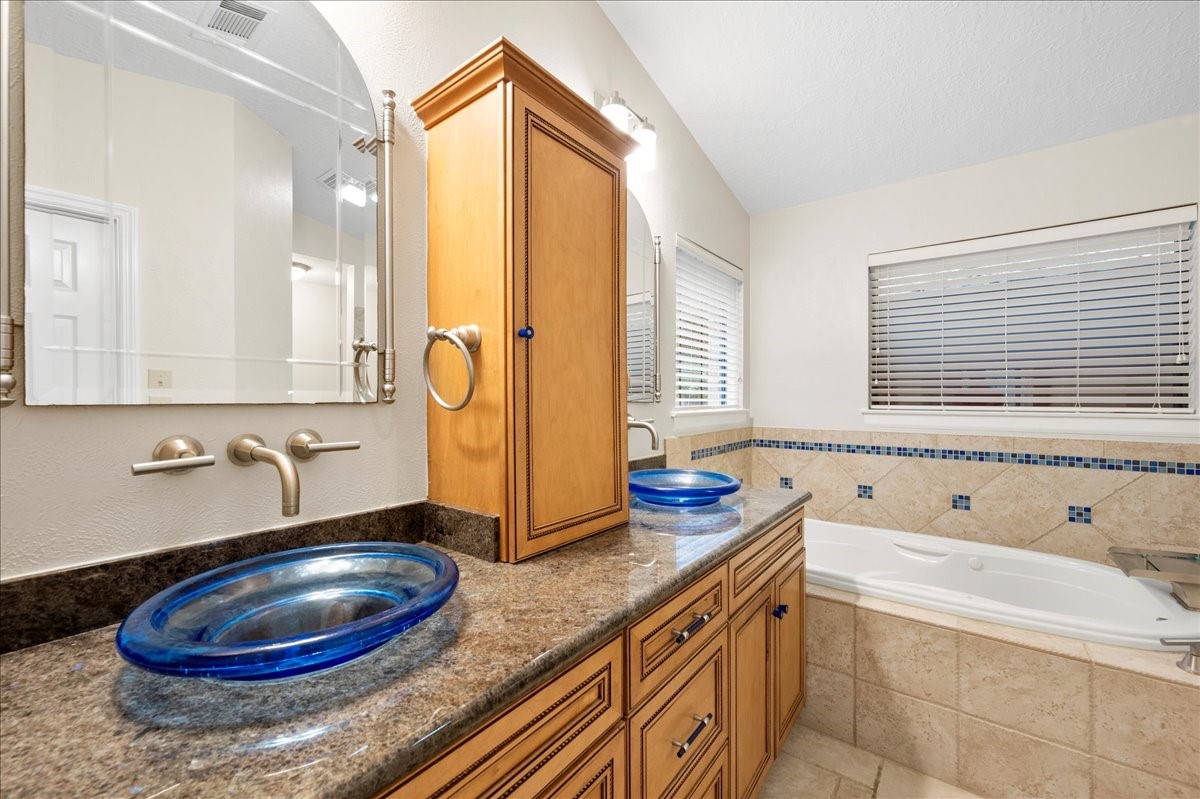 38 Eagle Rock Place , The Woodlands, TX, 77381 | 83318106 | Realty Texas LLC