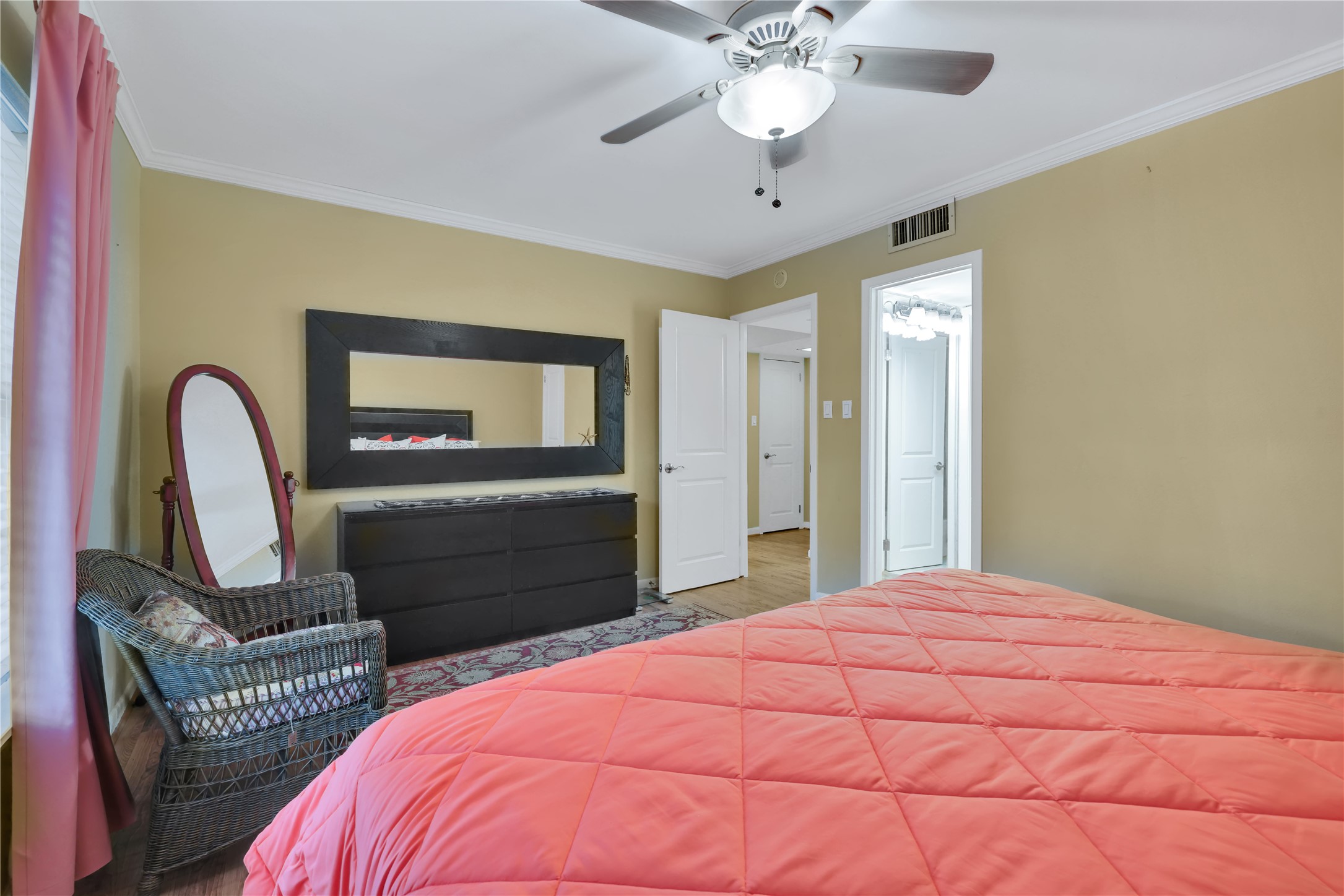 2824 Briarhurst Drive 12 , Houston, TX, 77057 | 89085112 | Realty Texas LLC