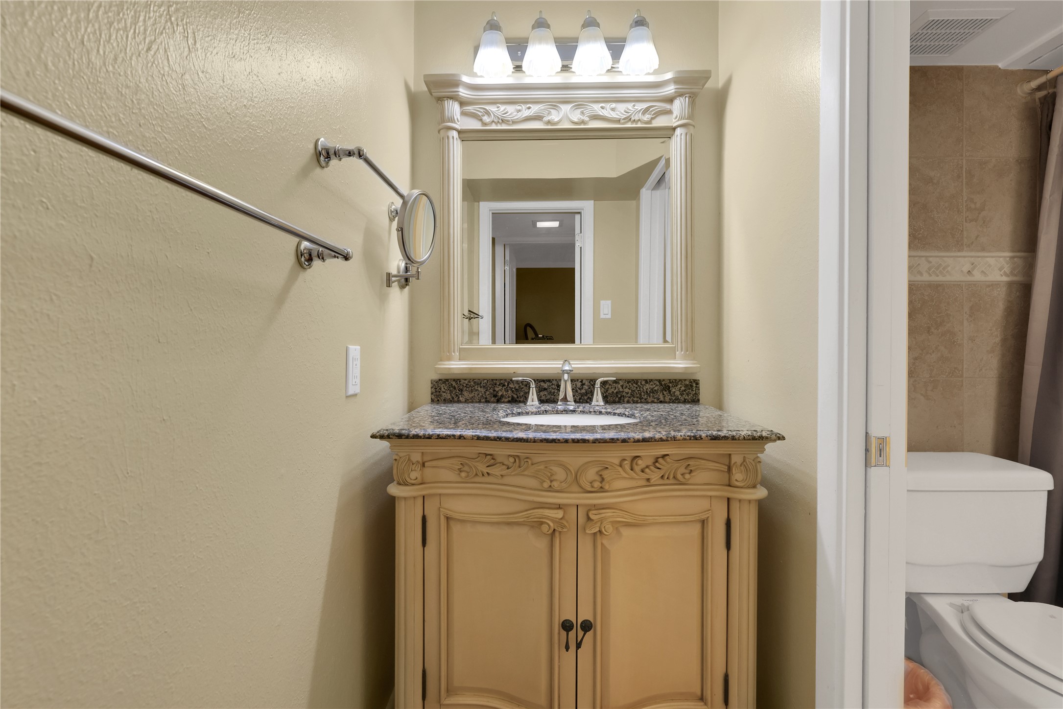 2824 Briarhurst Drive 12 , Houston, TX, 77057 | 89085112 | Realty Texas LLC