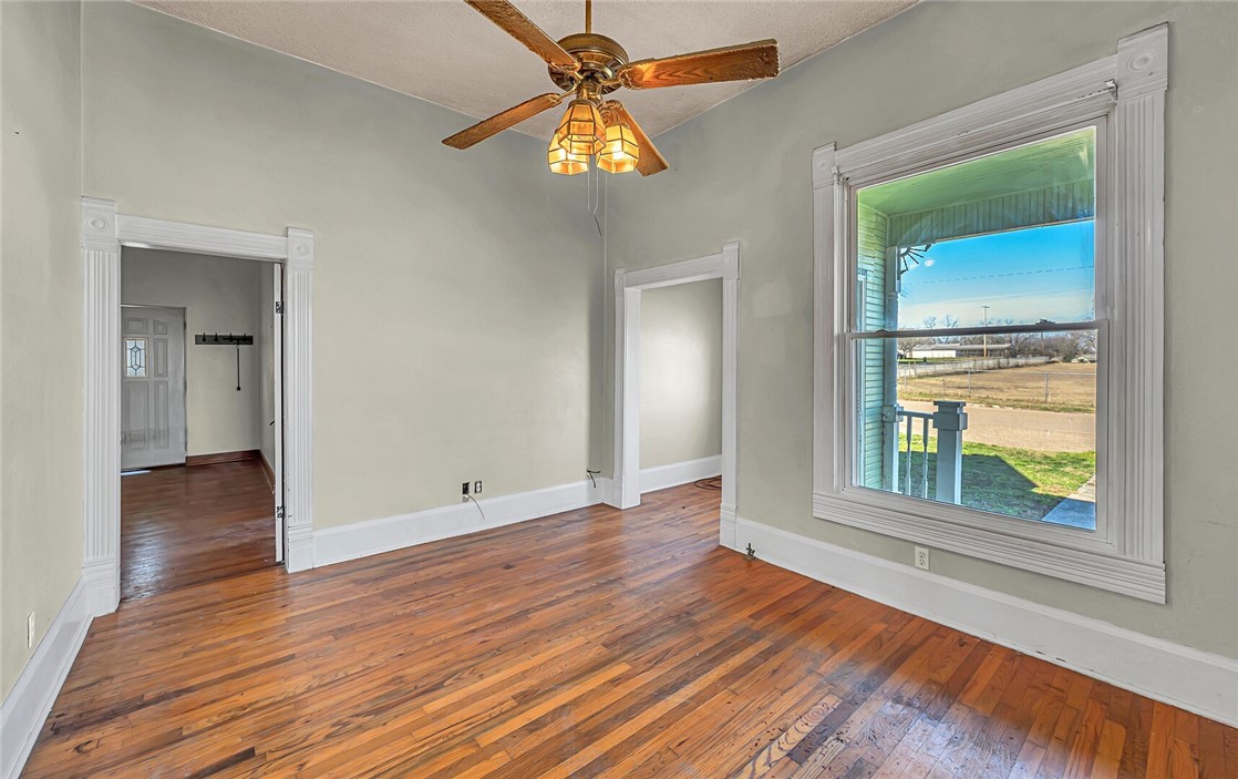 714 W 15th Street , Clifton, TX, 76634 | 227437 | Realty Texas LLC