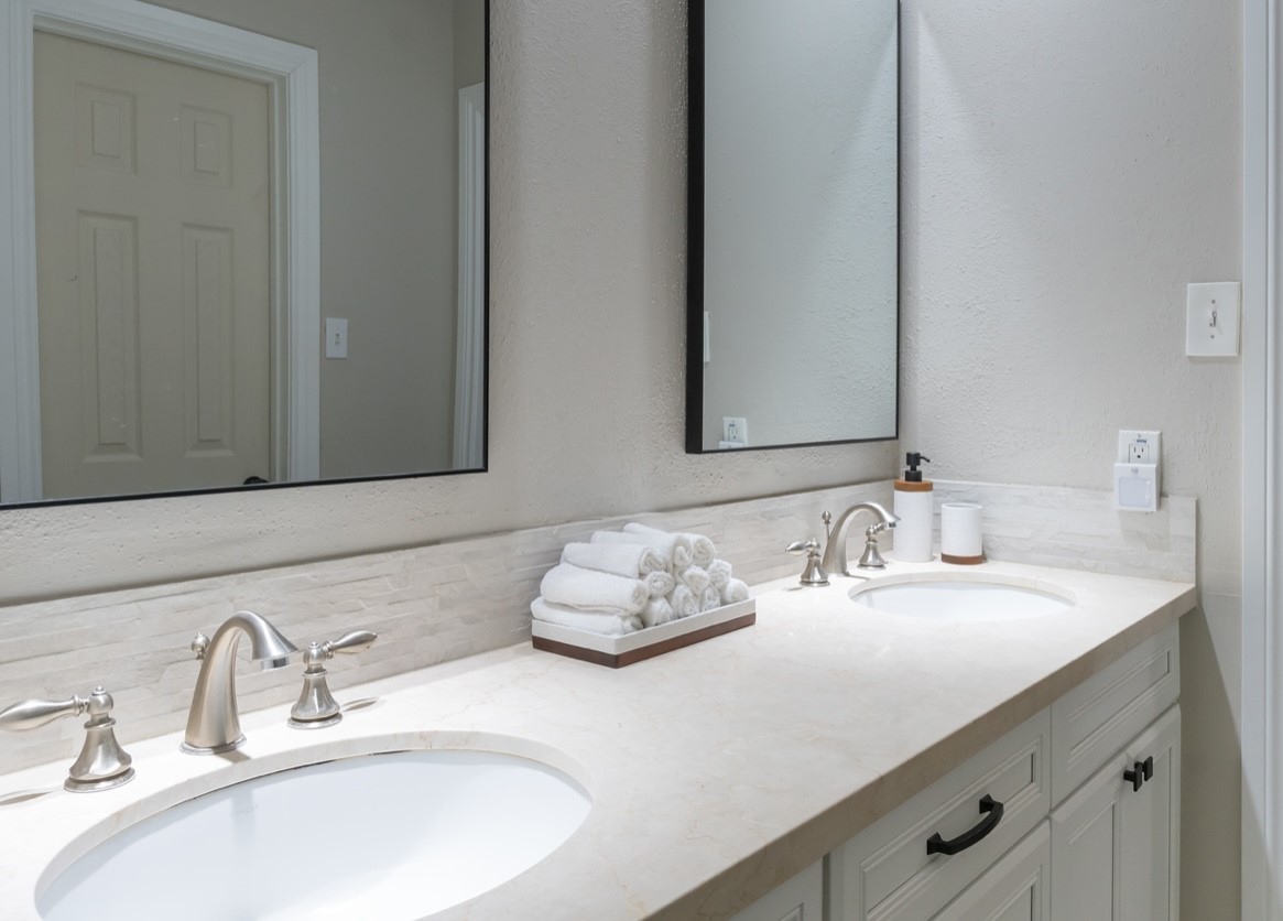 11935 Kemp Hollow Lane , Houston, TX, 77043 | 79575399 | Realty Texas LLC