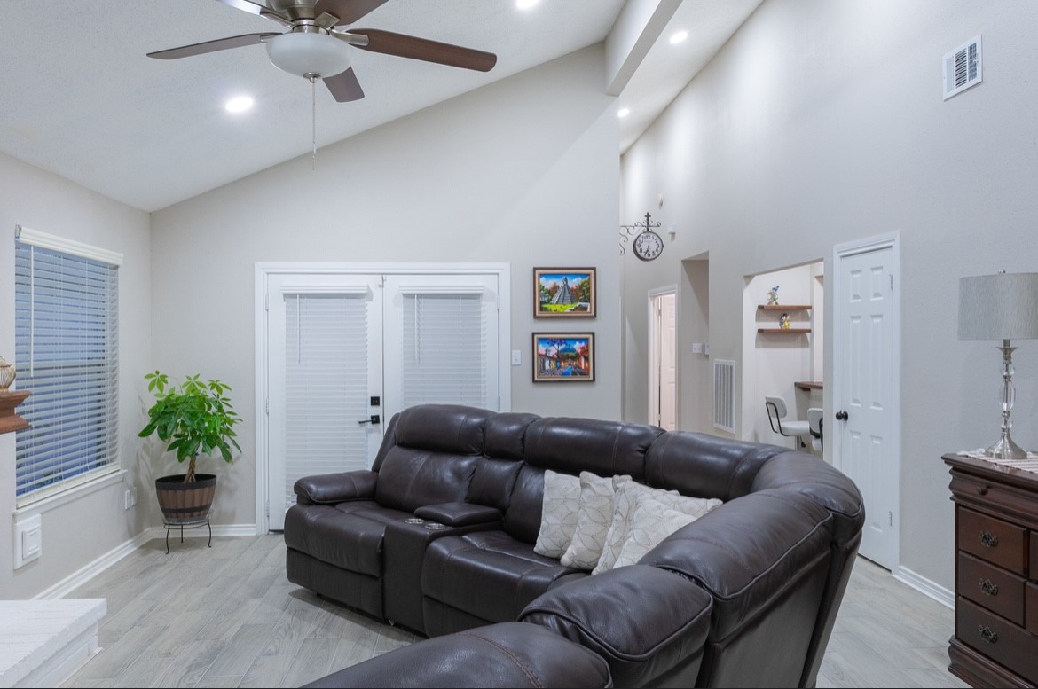 11935 Kemp Hollow Lane , Houston, TX, 77043 | 79575399 | Realty Texas LLC