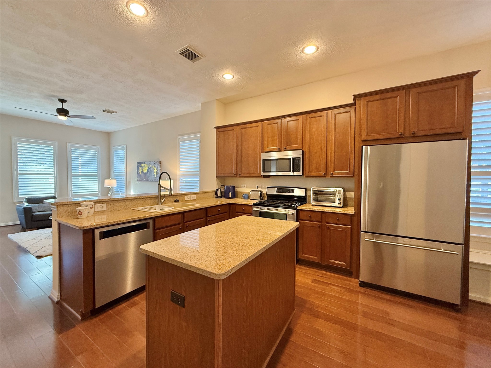 98 W Montfair Boulevard , The Woodlands, TX, 77382 | 59062921 | Realty Texas LLC