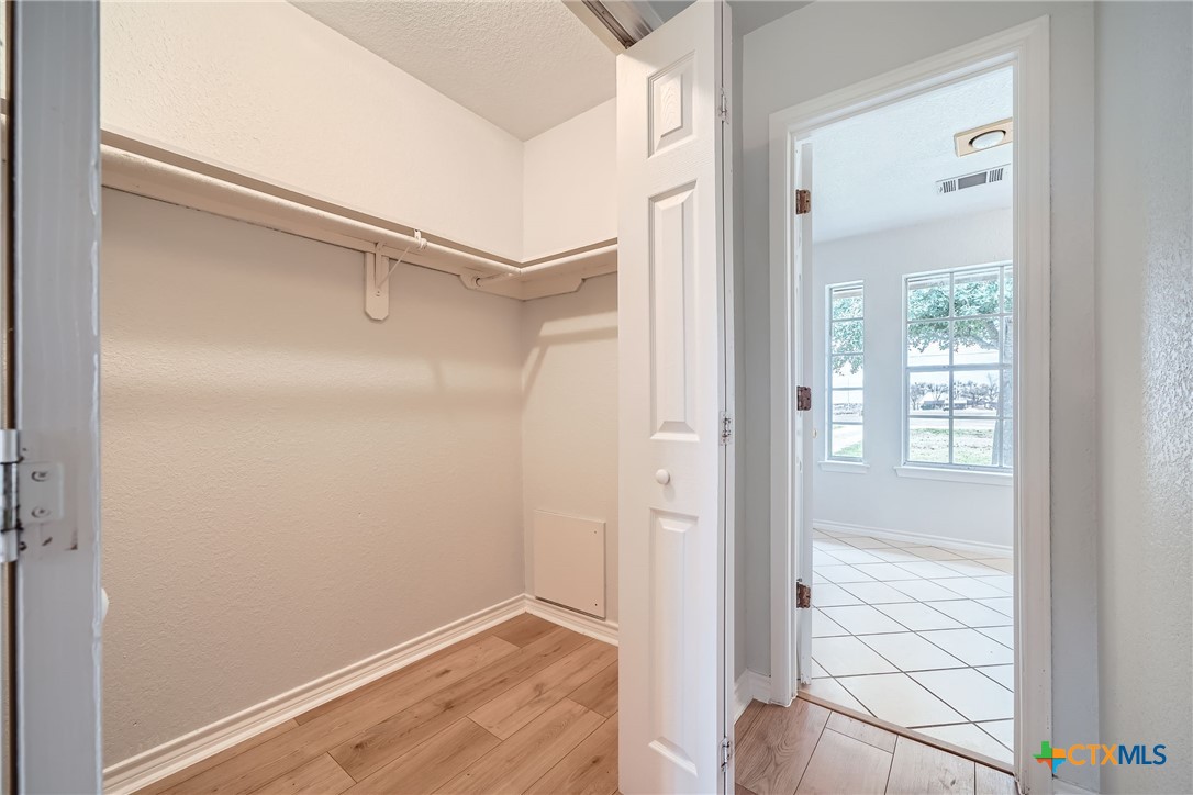 1301 Southwood Hills Drive , Taylor, TX, 76574 | 569359 | Realty Texas LLC