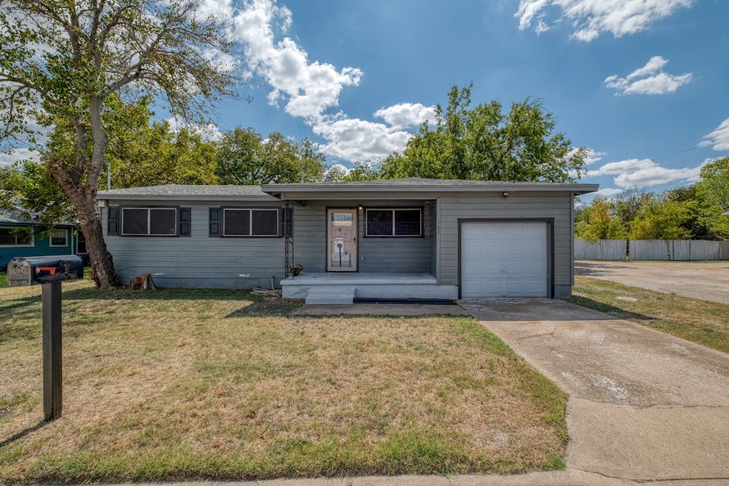 For Sale: 102 E Robertson Avenue Blog Image Banner