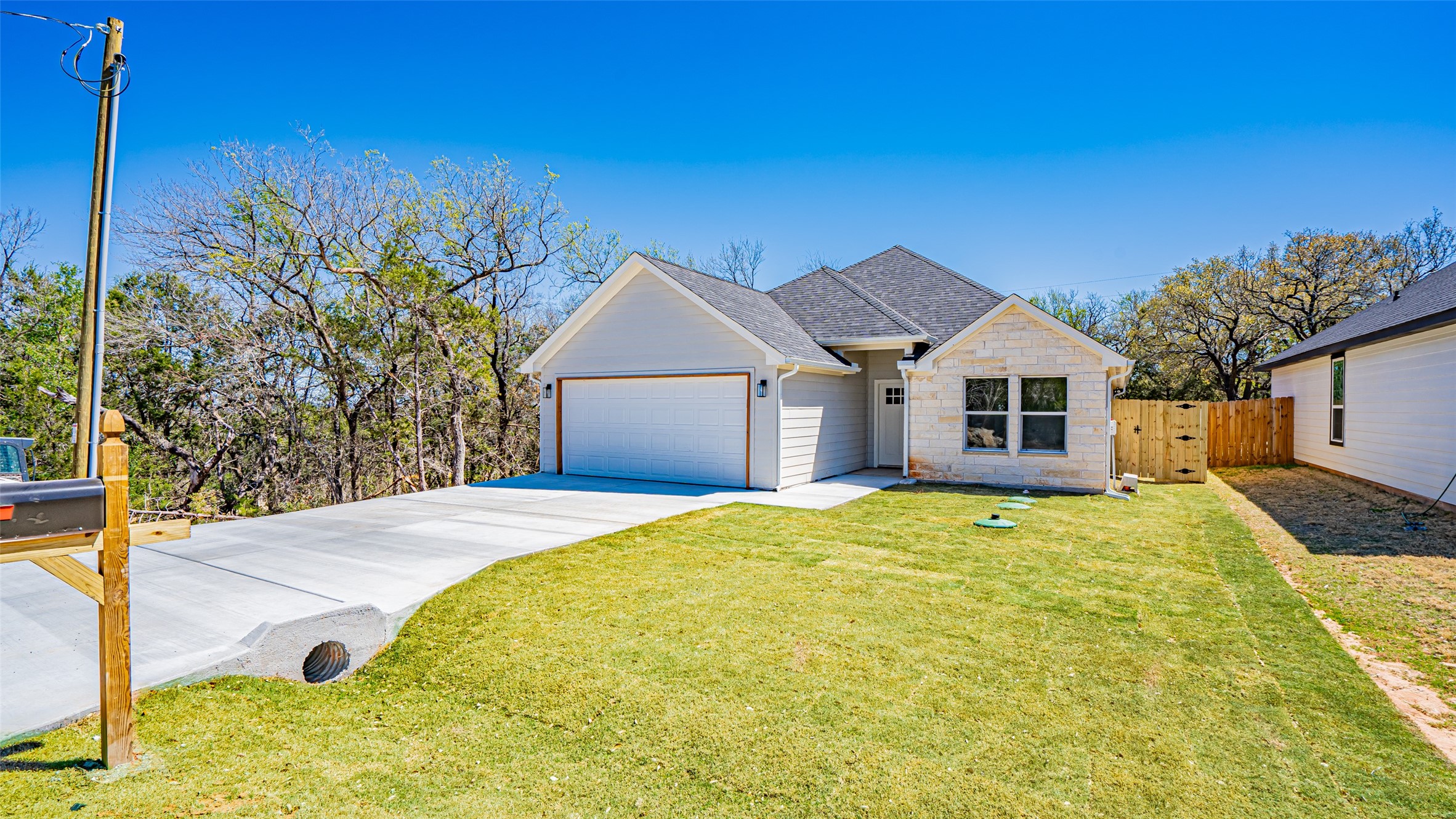 911 Devils River Drive , Granbury, TX, 76048 | 20877400 | Realty Texas LLC