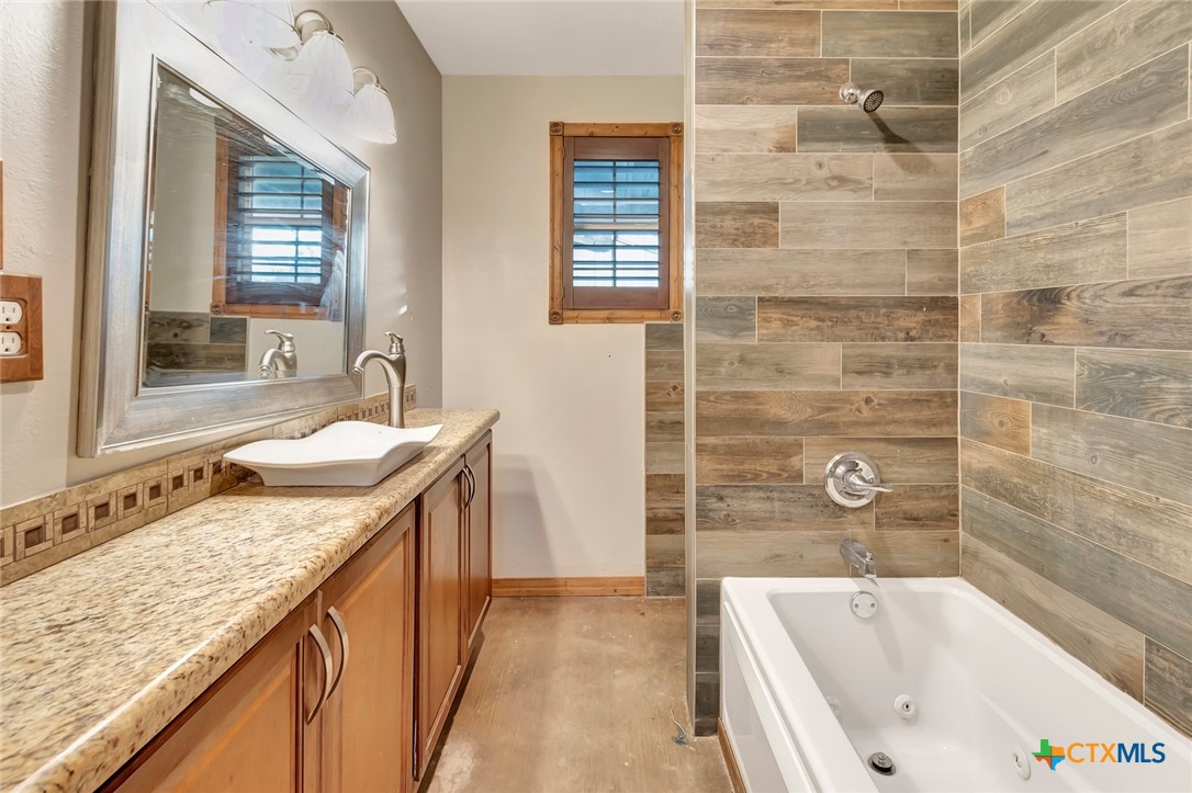 52 N Old Bloomington Road , Victoria, TX, 77905 | 574050 | Realty Texas LLC