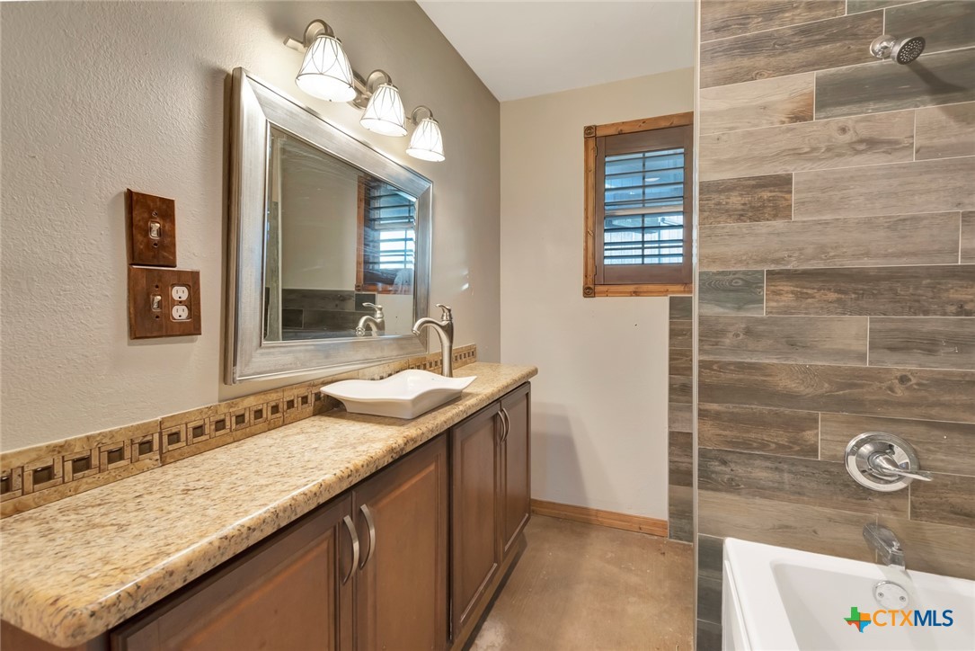 52 N Old Bloomington Road , Victoria, TX, 77905 | 574050 | Realty Texas LLC