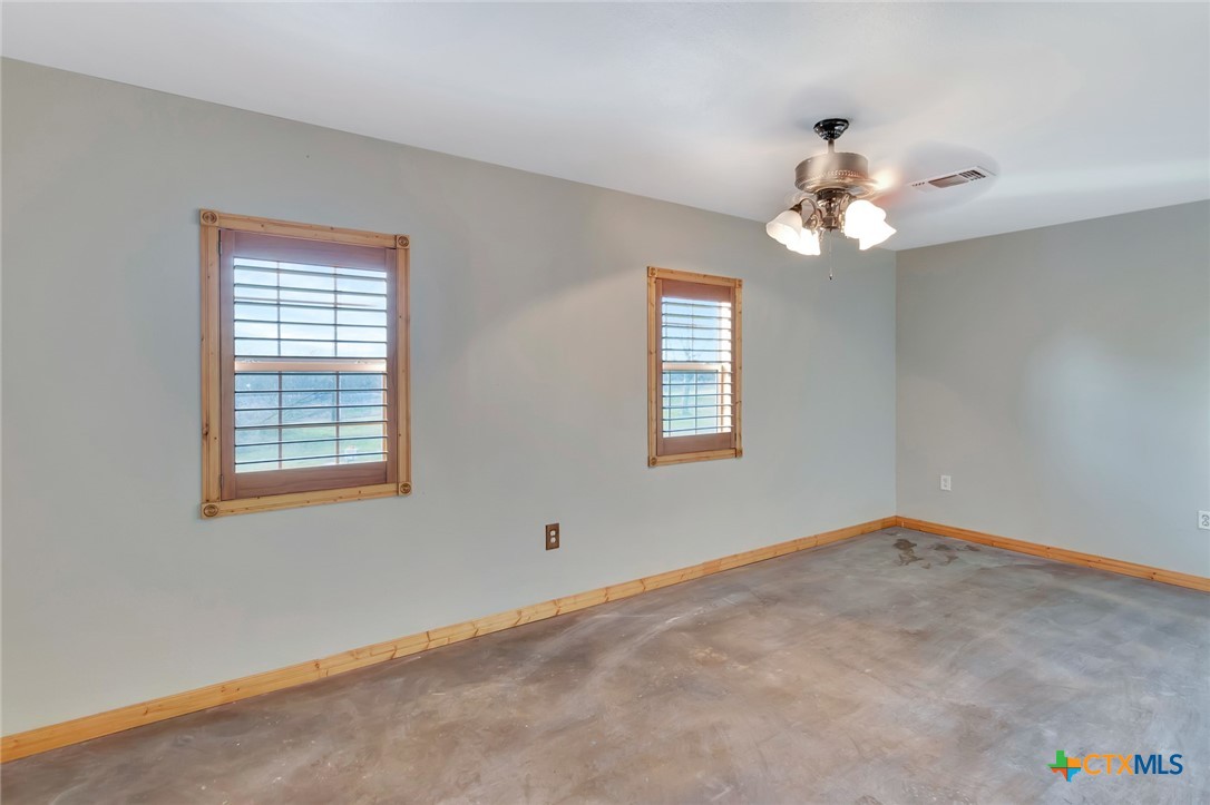 52 N Old Bloomington Road , Victoria, TX, 77905 | 574050 | Realty Texas LLC