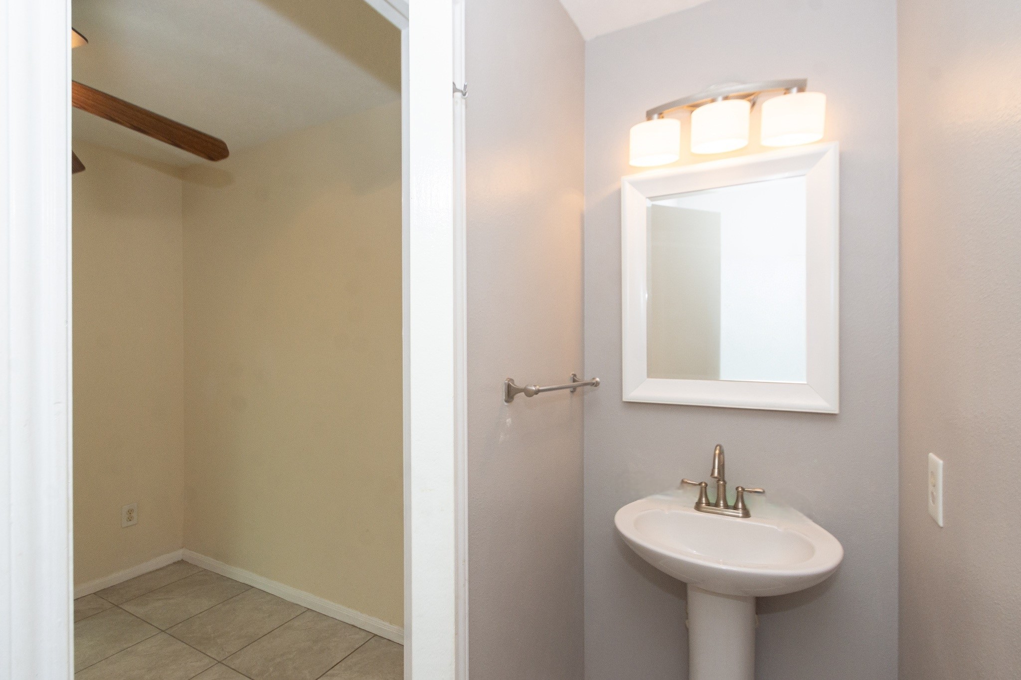 1710 Oak Valley Drive , Kemah, TX, 77565 | 35880360 | Realty Texas LLC