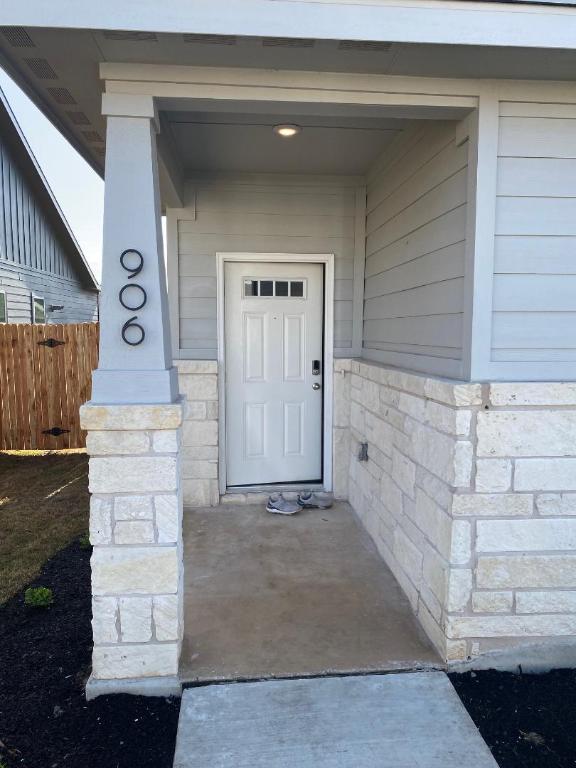 906 Main Street , Hutto, TX, 78634 | 5551768 | Realty Texas LLC