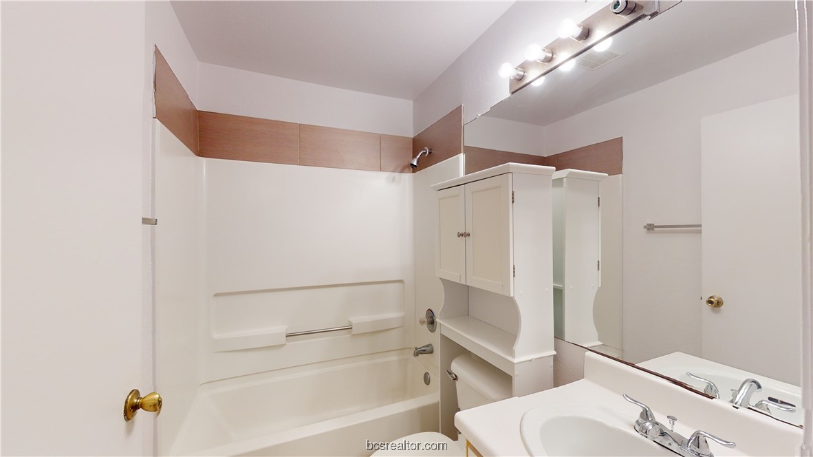 529 Southwest Parkway 102 Room A, B & C , College Station, TX, 77840 | 25004598 | Realty Texas LLC