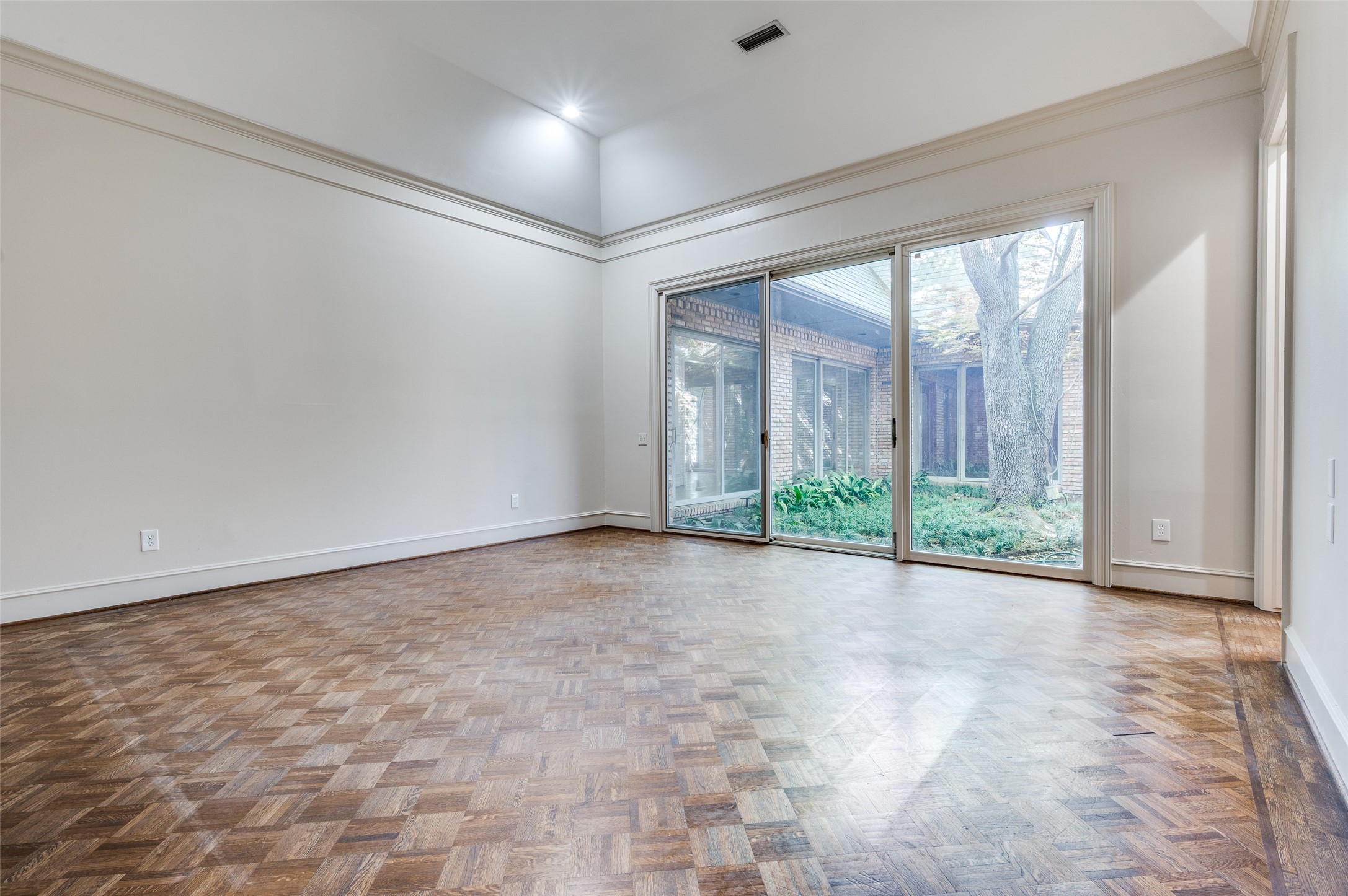 27 Lakeside Park , Dallas, TX, 75225 | 20908237 | Realty Texas LLC