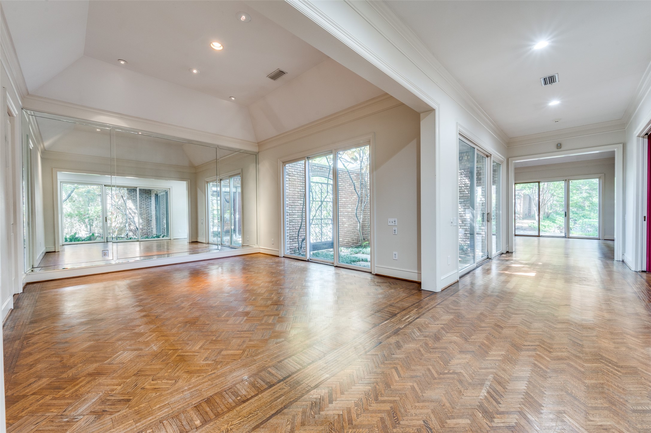 27 Lakeside Park , Dallas, TX, 75225 | 20908237 | Realty Texas LLC