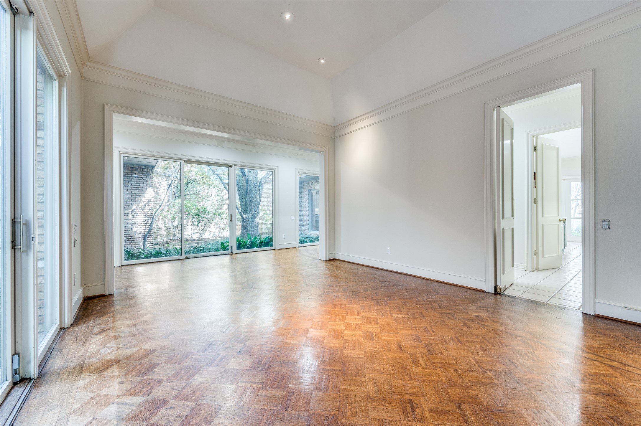 27 Lakeside Park , Dallas, TX, 75225 | 20908237 | Realty Texas LLC