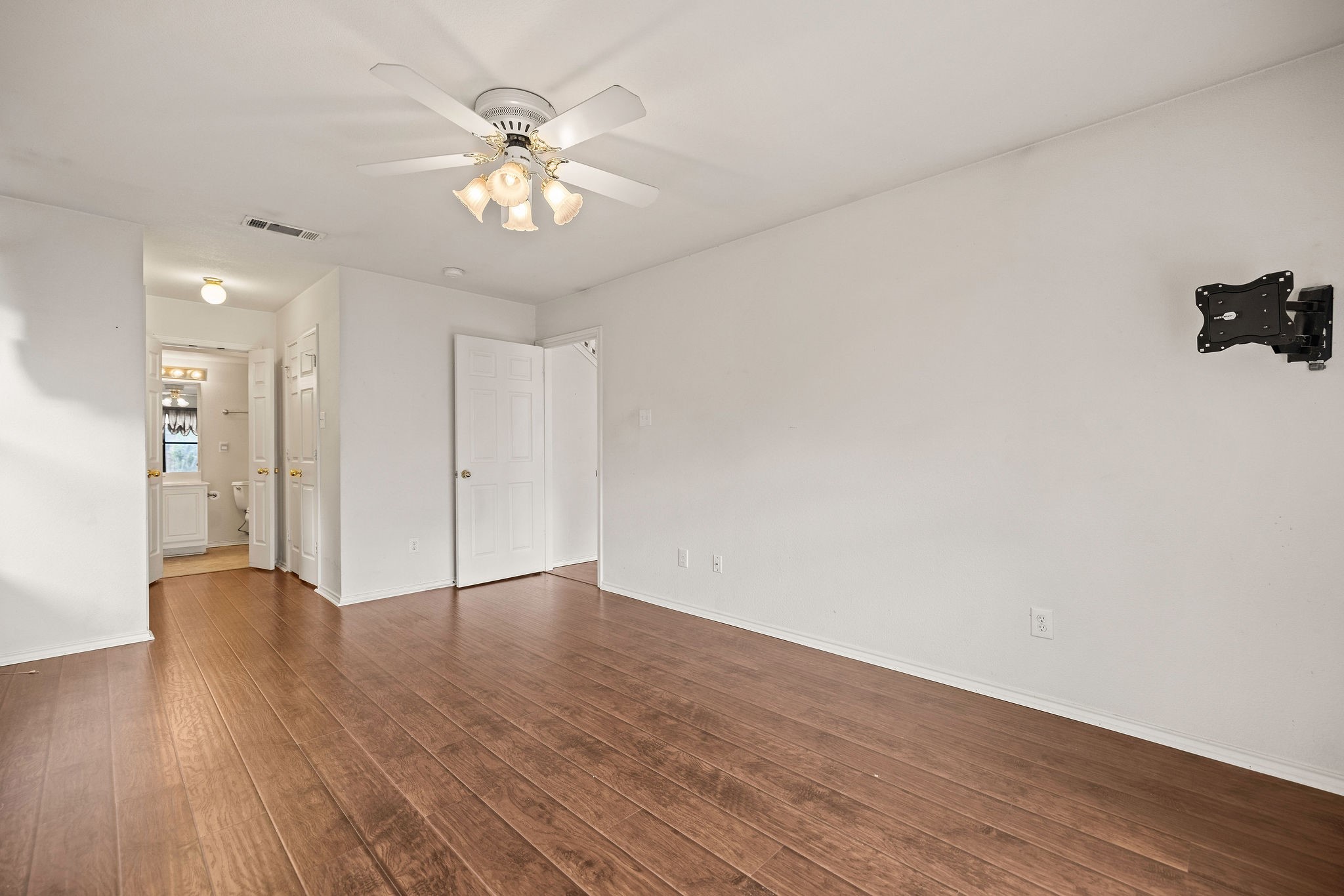 1120 Forest Creek Street , Benbrook, TX, 76126 | 20930819 | Realty Texas LLC