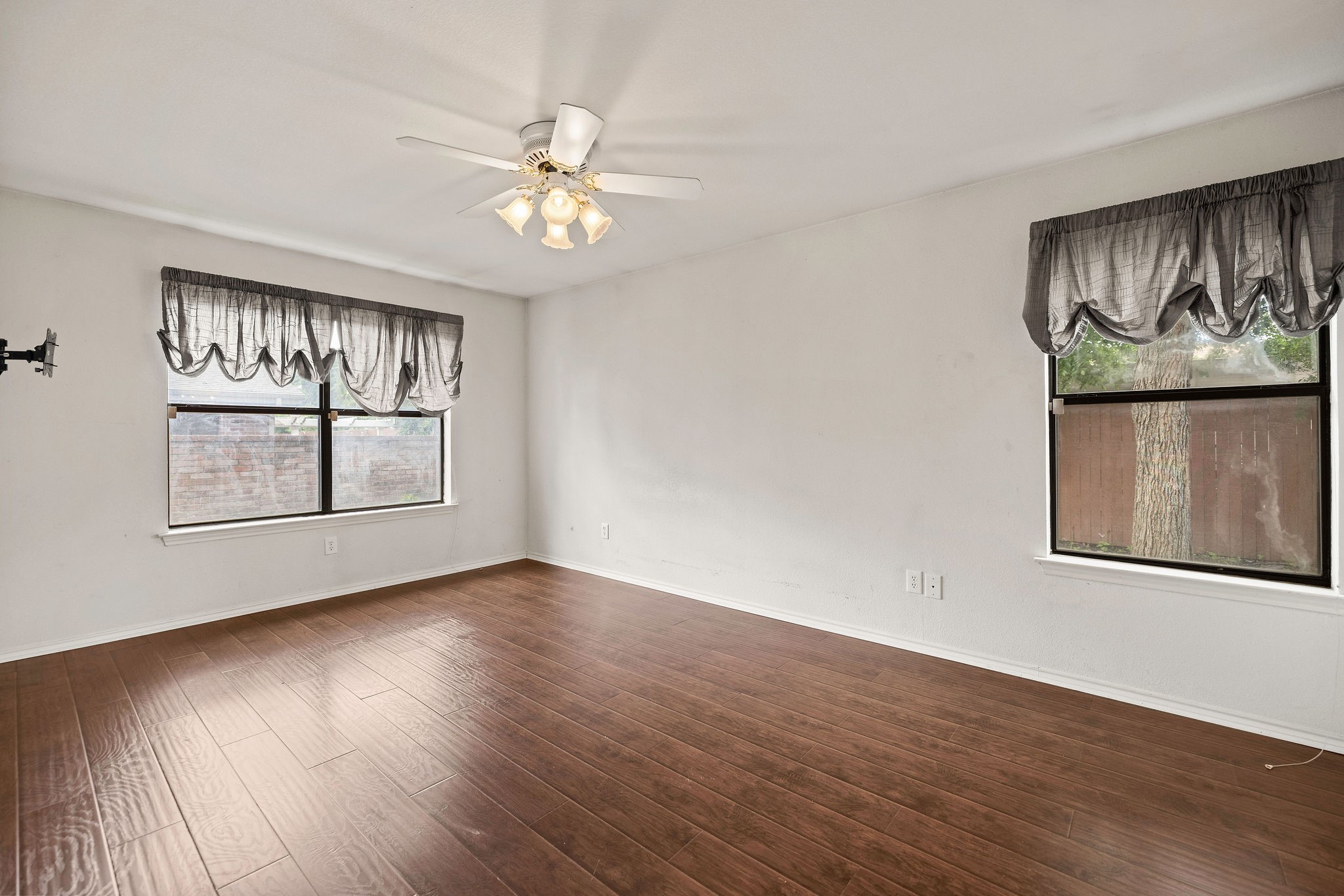 1120 Forest Creek Street , Benbrook, TX, 76126 | 20930819 | Realty Texas LLC