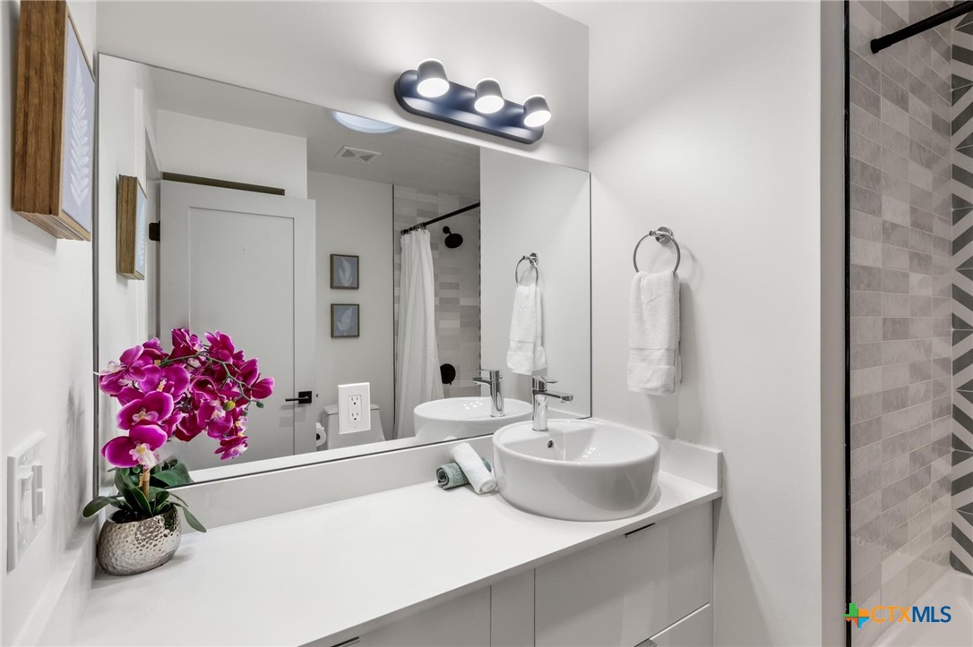 2220 E Stassney Lane A , Austin, TX, 78744 | 579404 | Realty Texas LLC