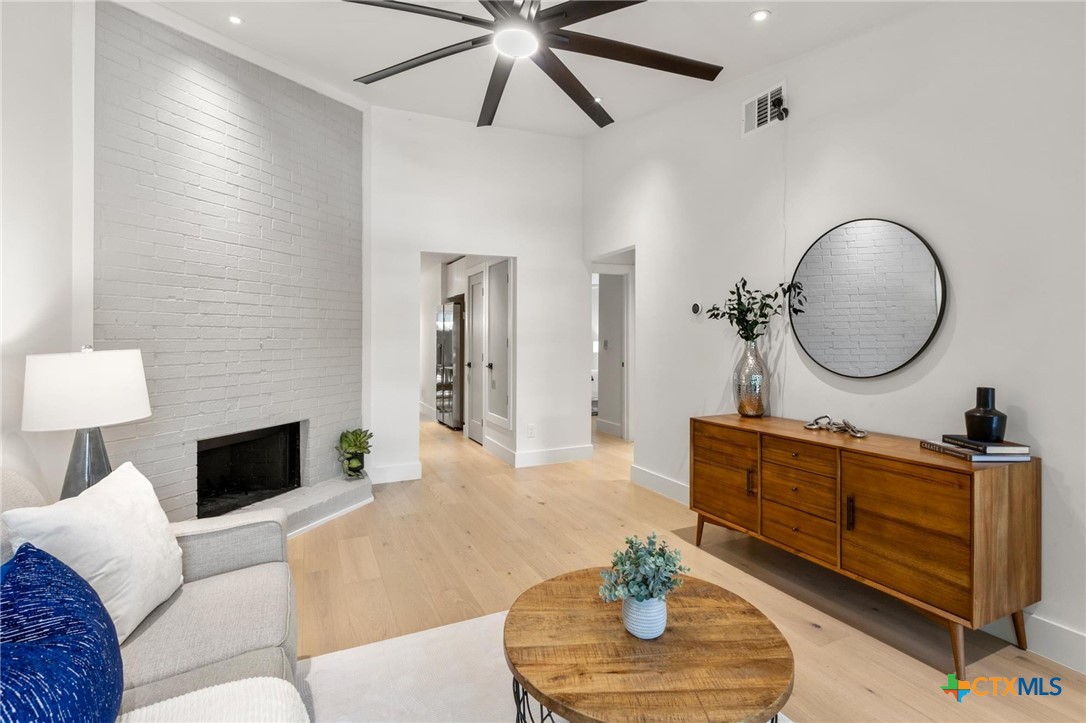 2220 E Stassney Lane A , Austin, TX, 78744 | 579404 | Realty Texas LLC