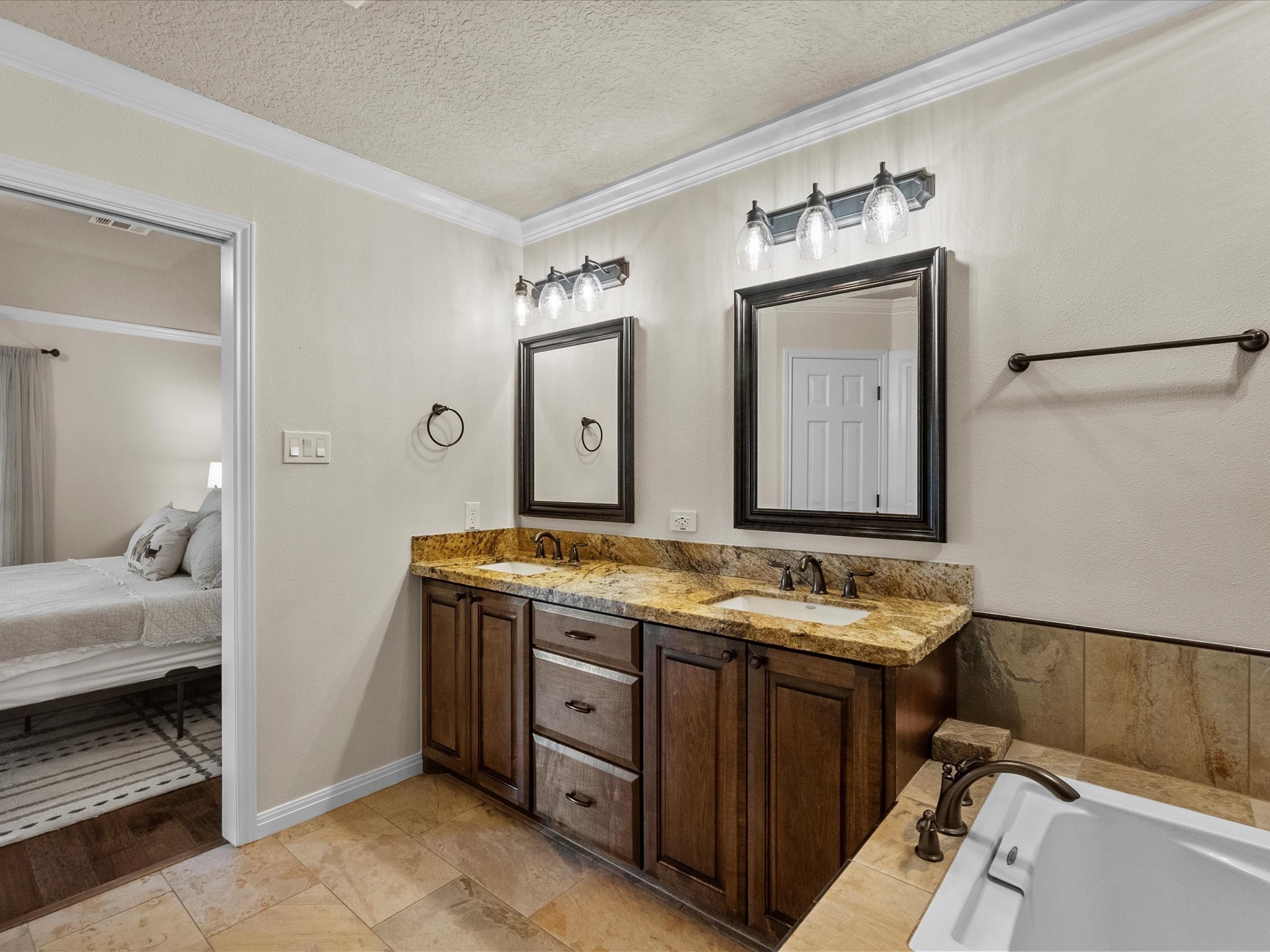 1003 Middlecreek Street , Friendswood, TX, 77546 | 98323334 | Realty Texas LLC