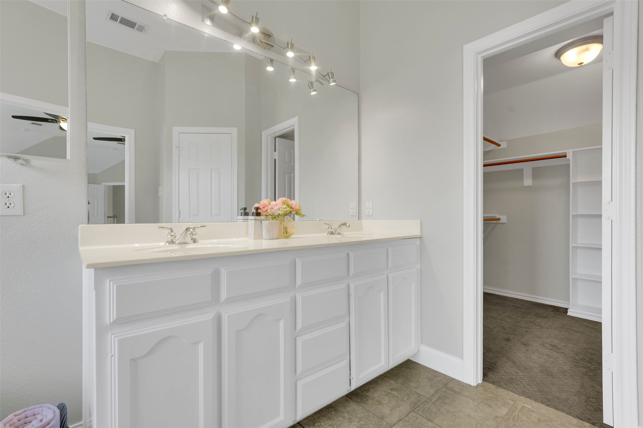 3925 Wisteria Lane , Haltom City, TX, 76137 | 20941900 | Realty Texas LLC