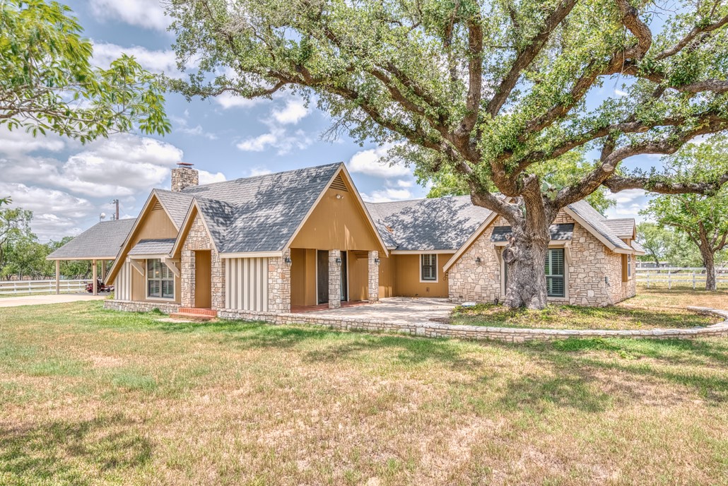 701 W Steele Street , Smiley, TX, 78159 | 8766339 | Realty Texas LLC