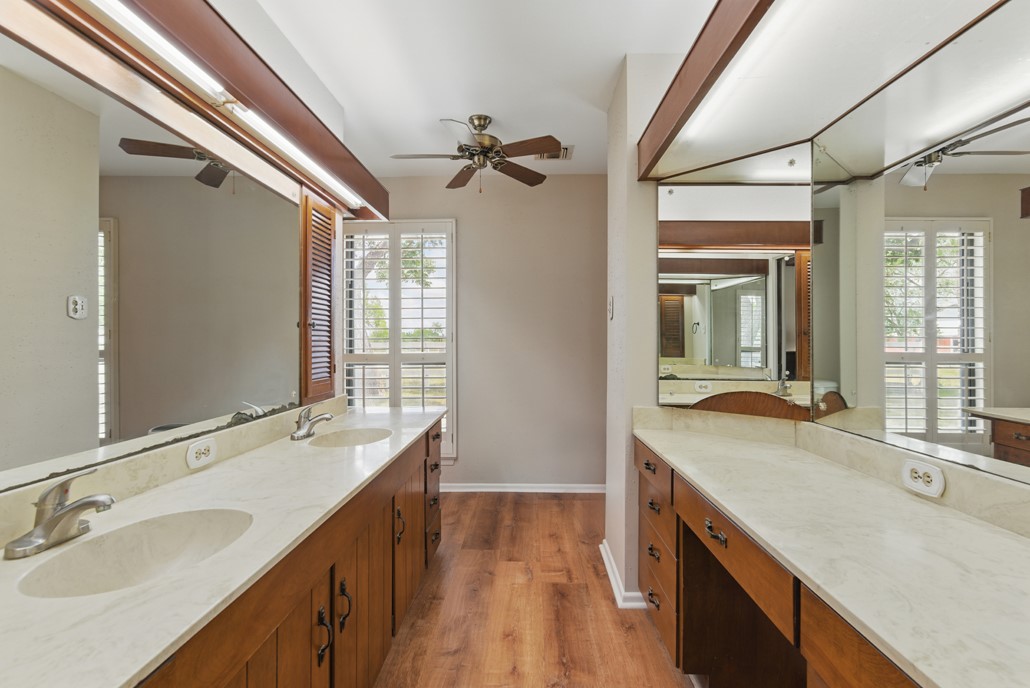 701 W Steele Street , Smiley, TX, 78159 | 8766339 | Realty Texas LLC
