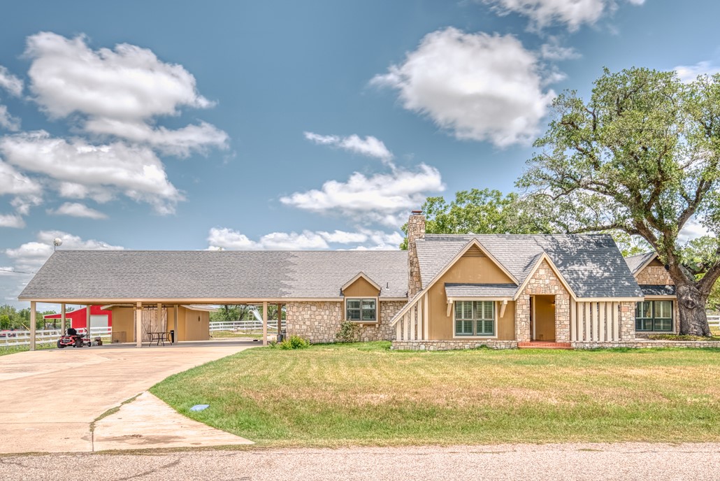 701 W Steele Street , Smiley, TX, 78159 | 8766339 | Realty Texas LLC
