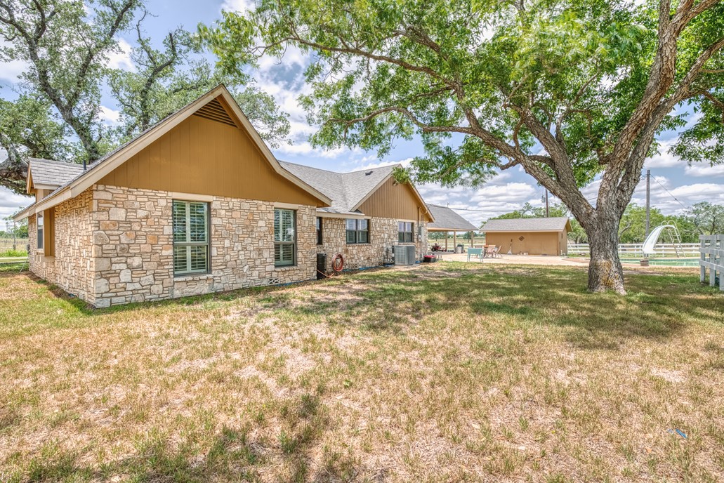 701 W Steele Street , Smiley, TX, 78159 | 8766339 | Realty Texas LLC