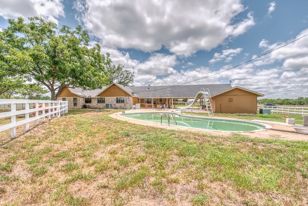 701 W Steele Street , Smiley, TX, 78159 | 8766339 | Realty Texas LLC