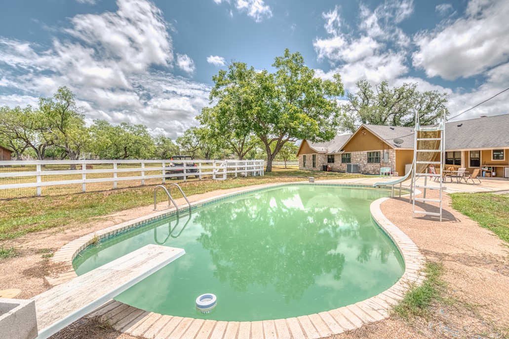 701 W Steele Street , Smiley, TX, 78159 | 8766339 | Realty Texas LLC