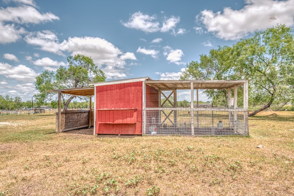 701 W Steele Street , Smiley, TX, 78159 | 8766339 | Realty Texas LLC