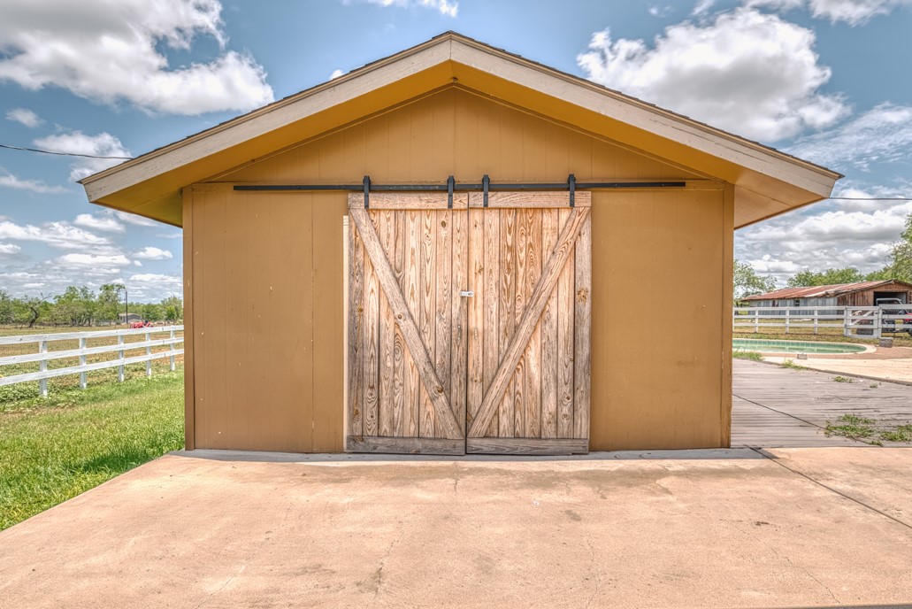 701 W Steele Street , Smiley, TX, 78159 | 8766339 | Realty Texas LLC