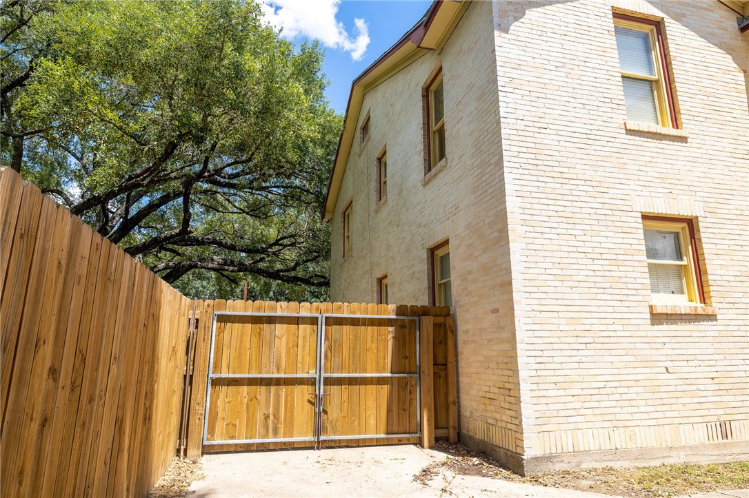 1107 N Adams Street, Beeville, TX, 78102 | 459905 | Realty Texas LLC