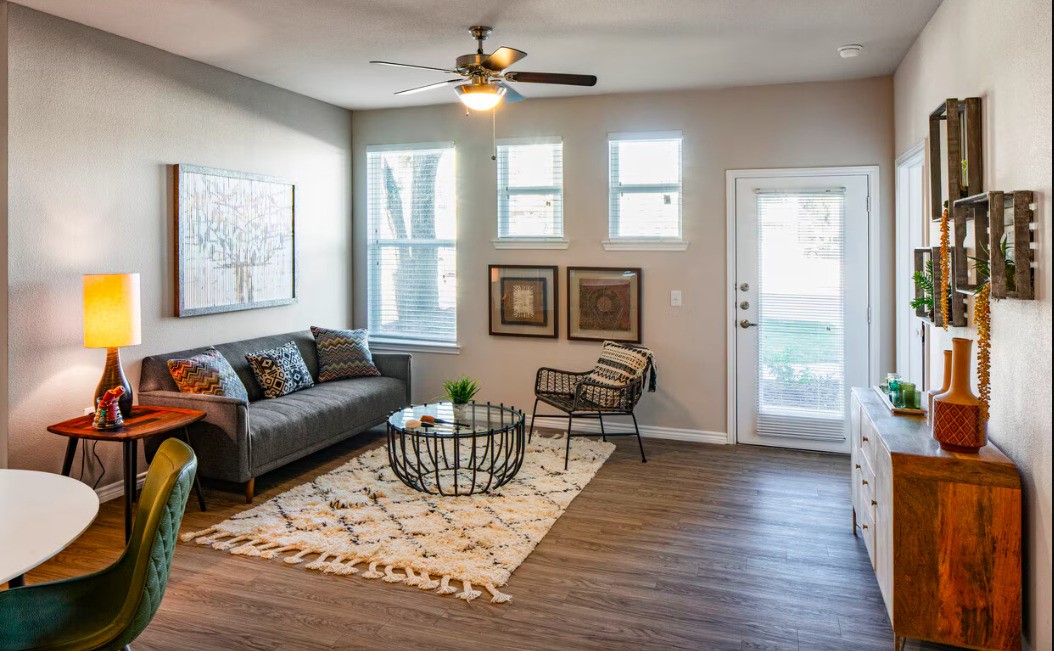 4611 N Interstate 35 Frontage Rd, Austin, TX, 78722 | 59238079 | Realty Texas LLC