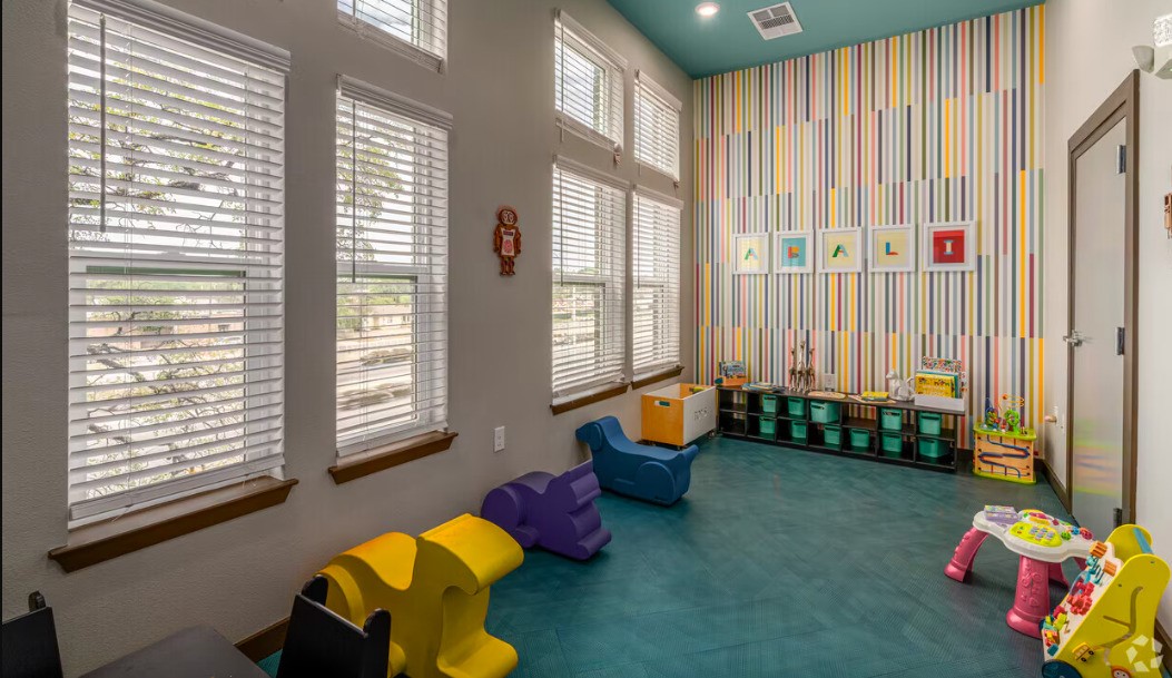 4611 N Interstate 35 Frontage Rd, Austin, TX, 78722 | 59238079 | Realty Texas LLC